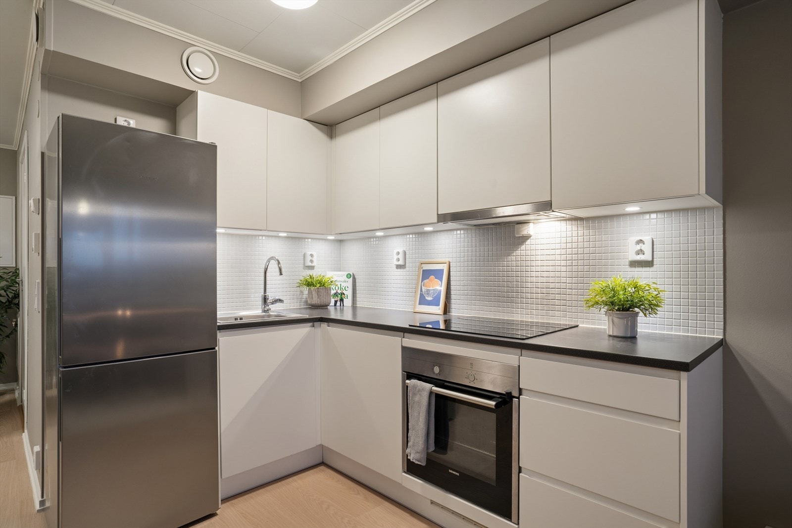 Hvitevarene medfølger og består av integrert stekeovn, integrert koketopp, integrert oppvaskmaskin og frittstående kombiskap kjøl/frys Galleribilde