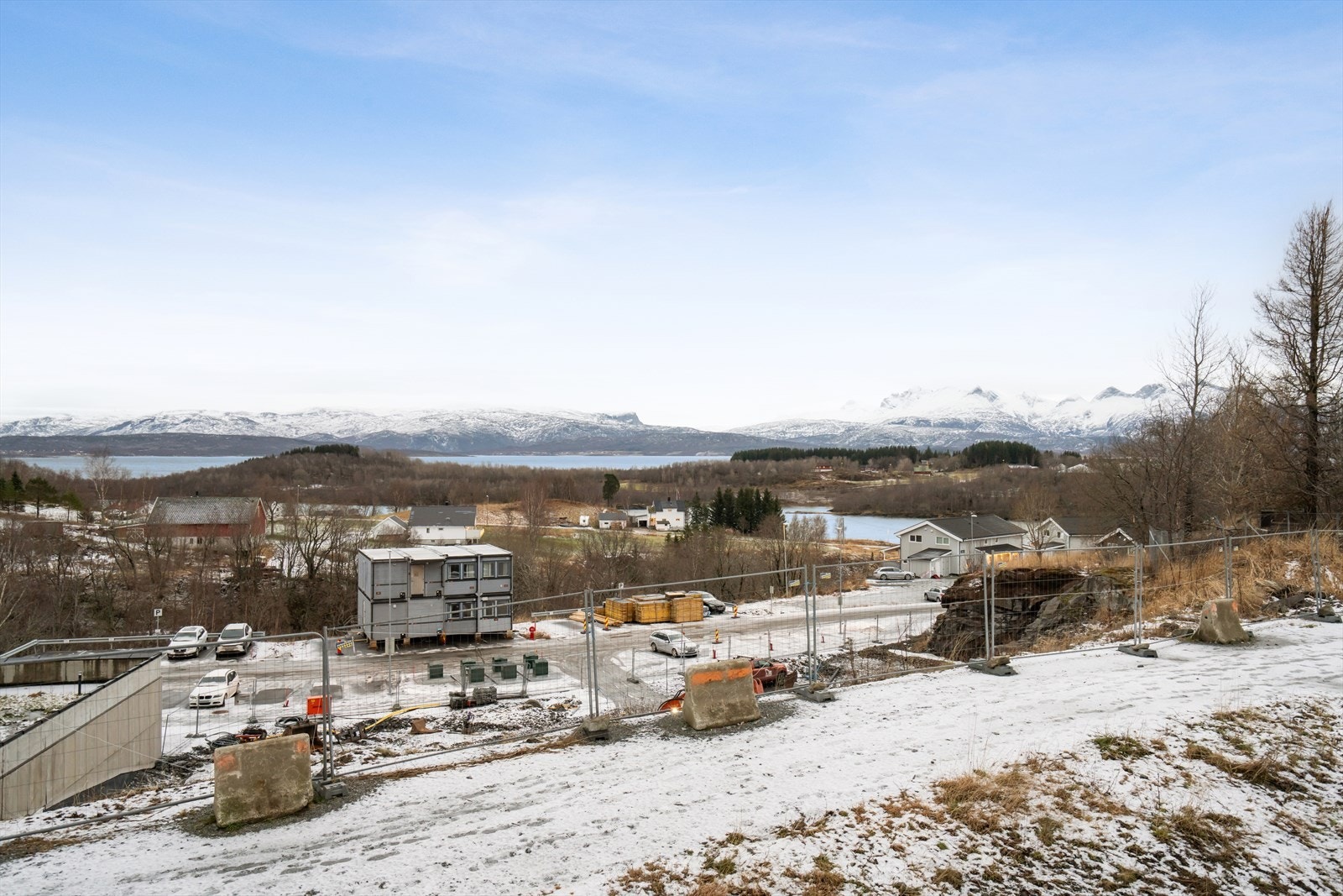 På tomten foran er det planlagt 48 nye selveierleiligheter fordelt over 6 etasjer Galleribilde