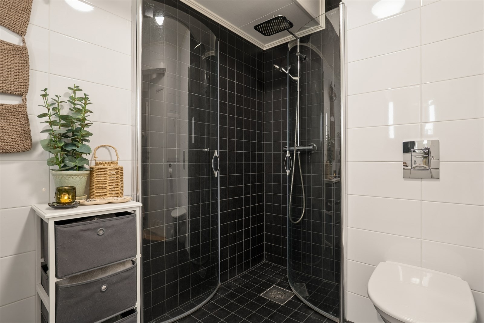 Her finner du vegghengt toalett, dusjnisje m/takdusj, baderomsinnredning og opplegg for vaskemaskin (vaskemaskin medfølger) Galleribilde