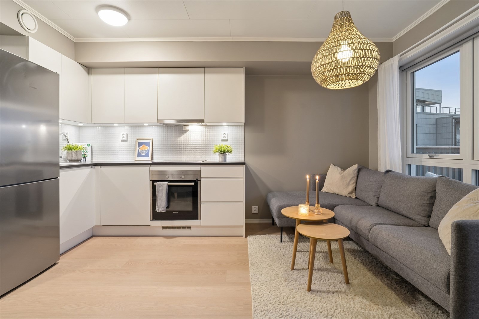 Det er downlights under overskapene og hele tre doble stikkontakter Galleribilde