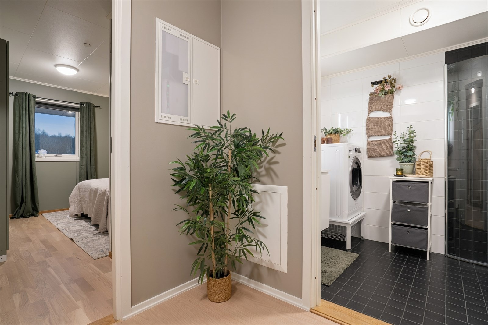 Både soverom og bad har adkomst fra entreen Galleribilde