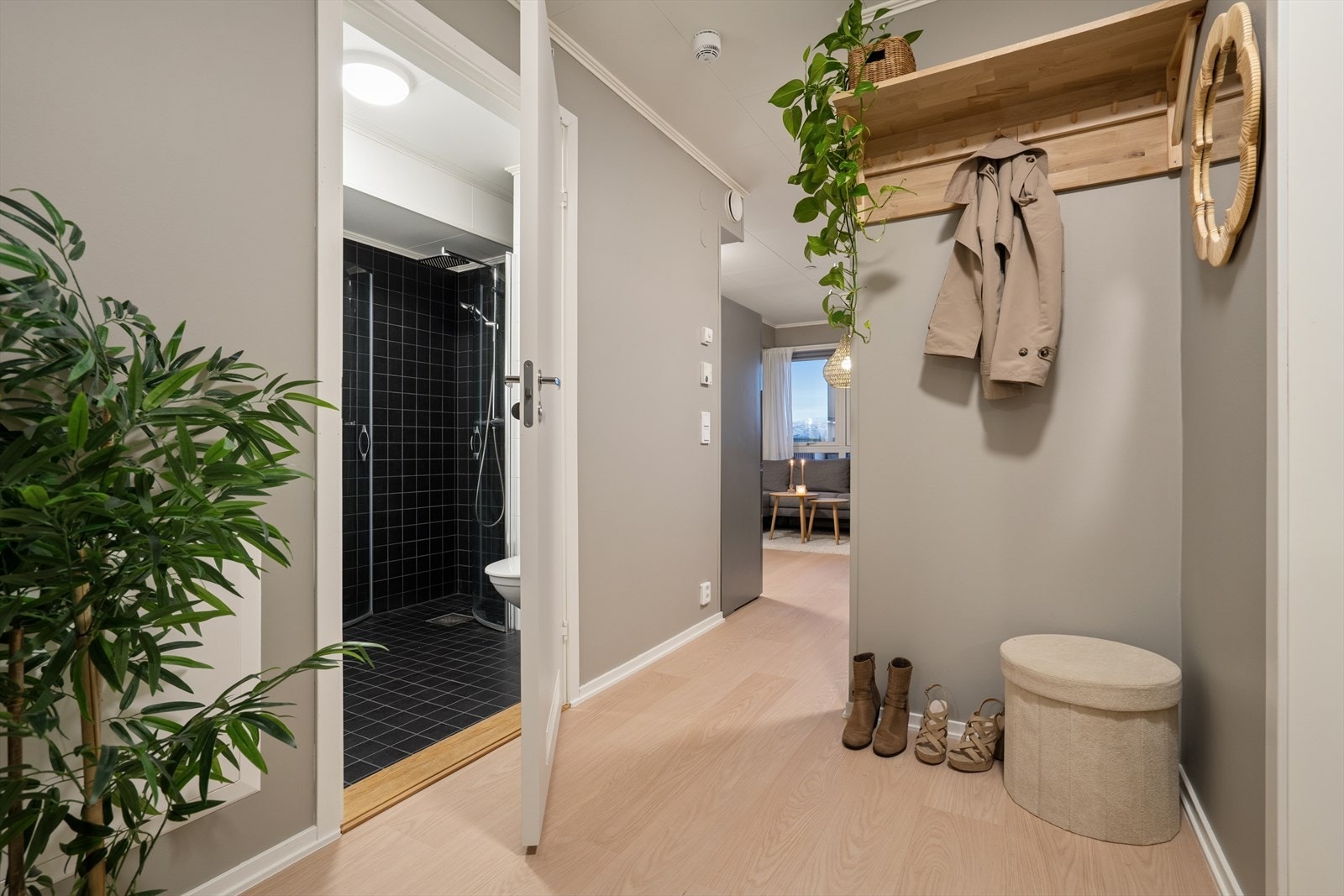 Du ønskes velkommen inn i en hyggelig entrè med plass til å sette fra seg sko og henge yttertøy Galleribilde