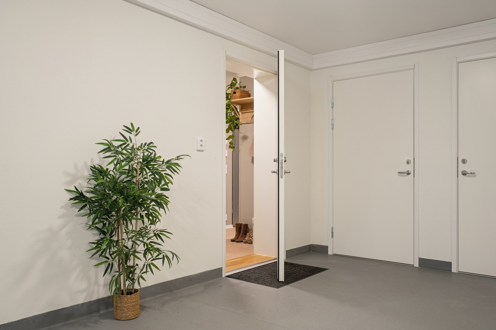 Bygget har heis som gir deg trappefri adkomst - Videre tilgang via svalgang og felles gang som deles med en nabo (herfra har du også adkomst til en kjekk bod på 5 m²) Galleribilde