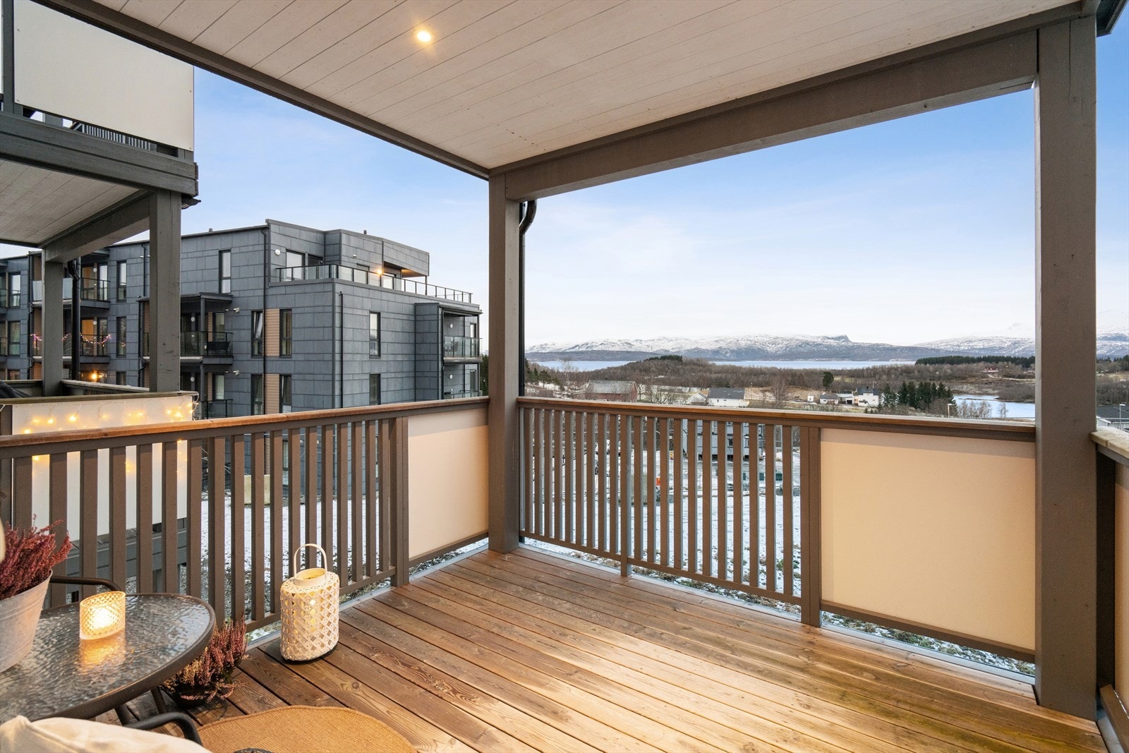 Perfekt for deg som vil bo utenfor sentrumskjernen og nært marka, men samtidig ha kort vei til butikk, buss, skoler og NORD Universitet - Velkommen til visning! Galleribilde