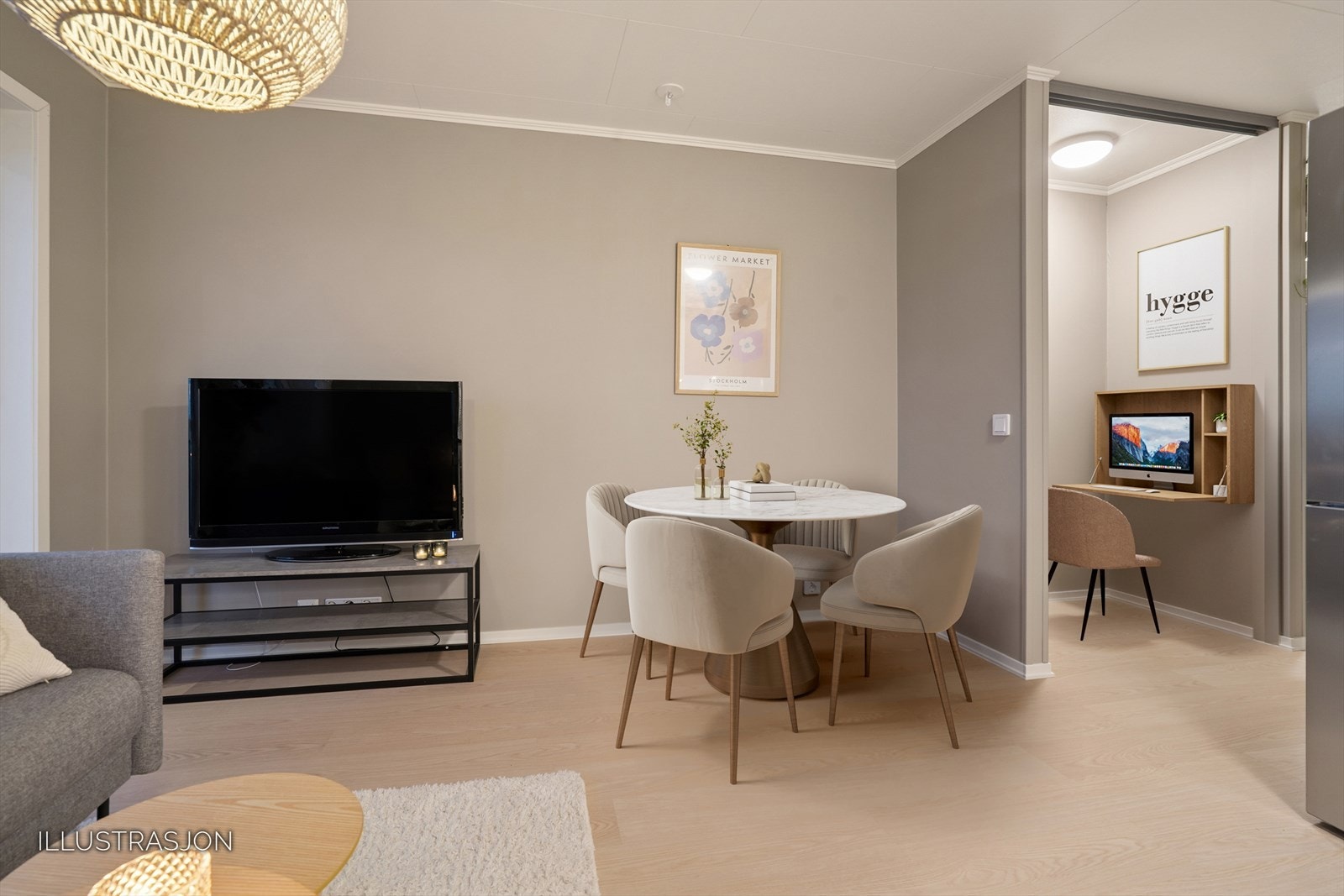 God plass til spisebord og huken kan fint benyttes til kontorplass. Galleribilde