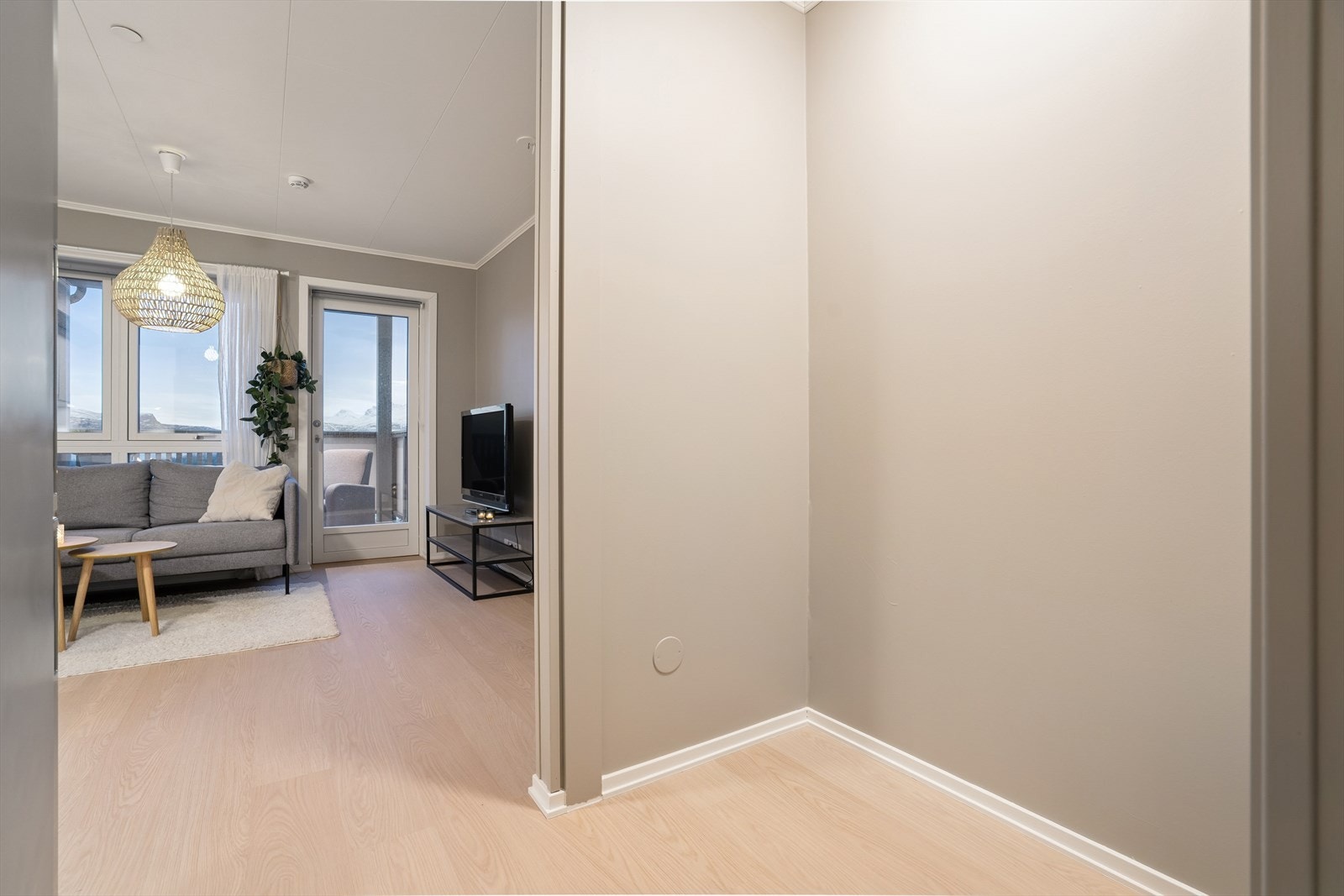 Nåværende eier har lagt nytt gulv i entrè og stue/kjøkken Galleribilde