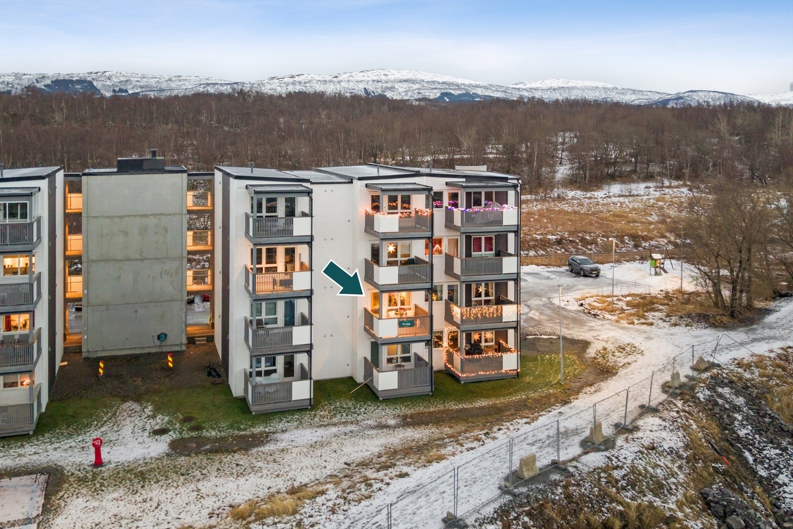 Leiligheten ligger fint plassert i 2. etasje med utgang fra stuen til en solrik sørvendt balkong m/utsikt Galleribilde
