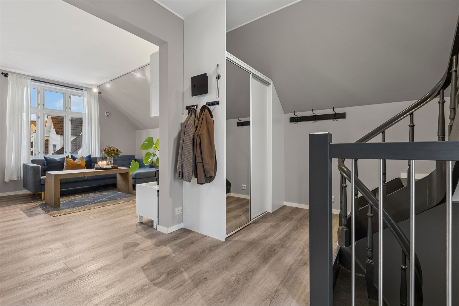 Boligen ligger i byggets andre og tredje etasje, men har tilkomst i første etasje. I andre etasje kommer man inn i en romslig gang hvor man har god plass til å henge fra seg yttertøy og sko i garderobe. Galleribilde