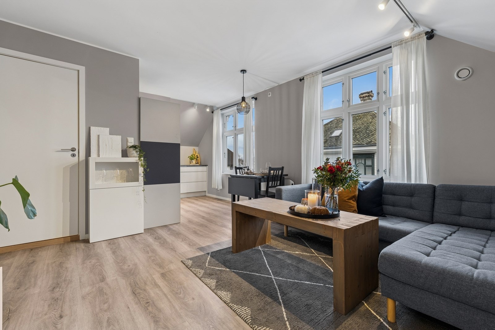 I stuen har man rom for å møblere med både sofa- og spisegruppe. Galleribilde