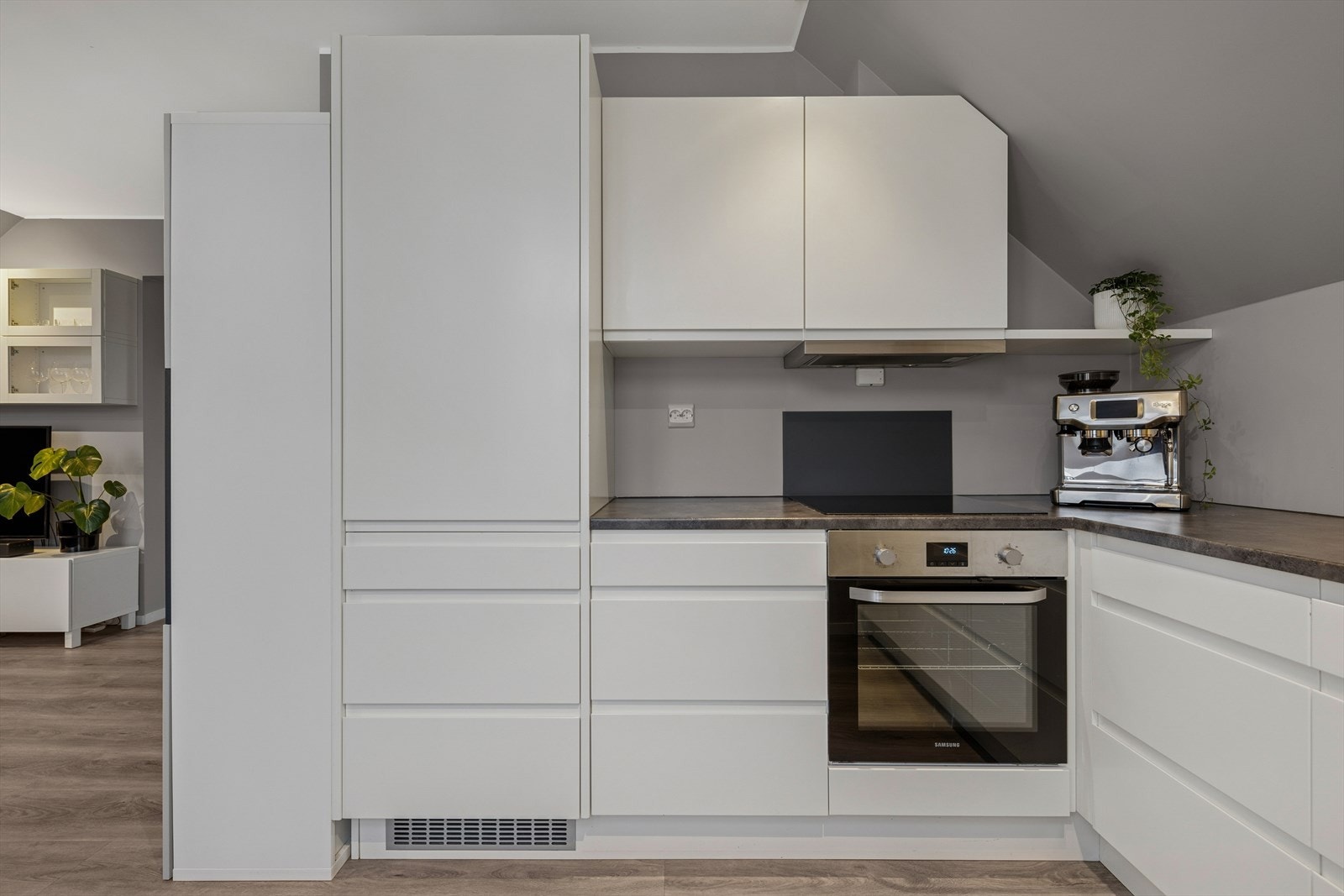 Kjøkkenet er ellers utstyrt med kjøleskap, oppvaskmaskin, stekeovn, koketopp og kjøkkenventilator med avtrekk ut. I tillegg er det montert komfyrvakt. Galleribilde