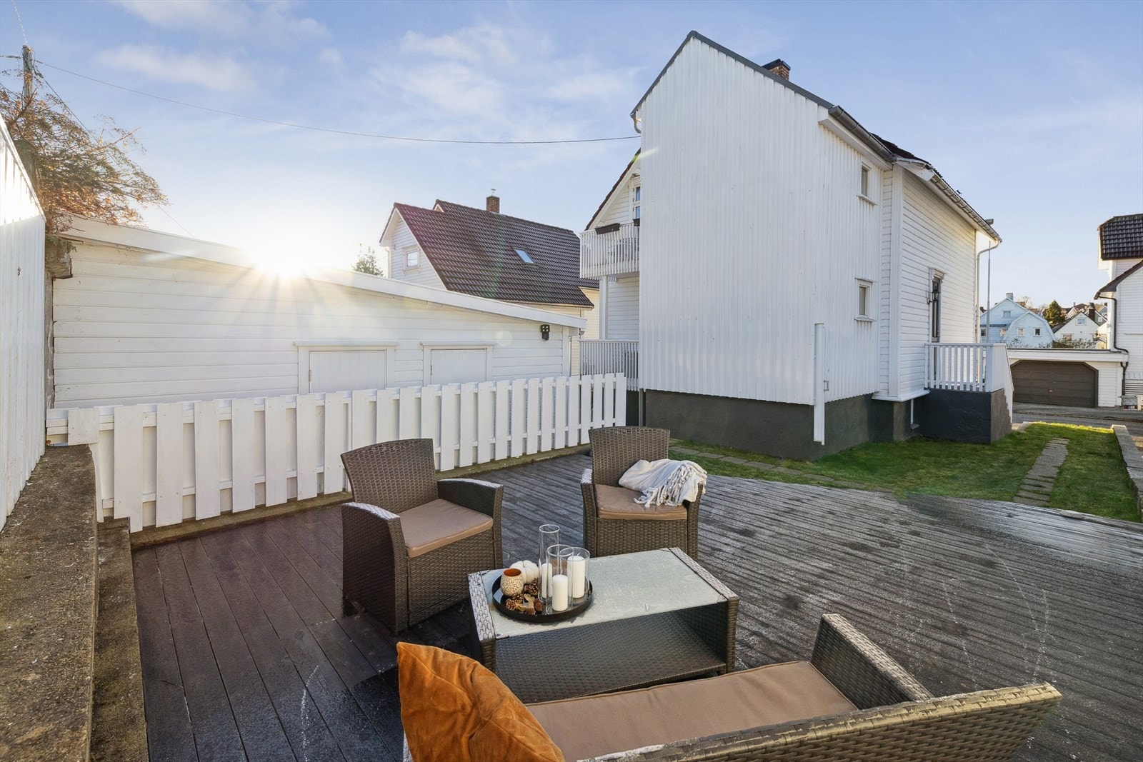 Koselig felles uteområde med stor terrasse og hage. Galleribilde