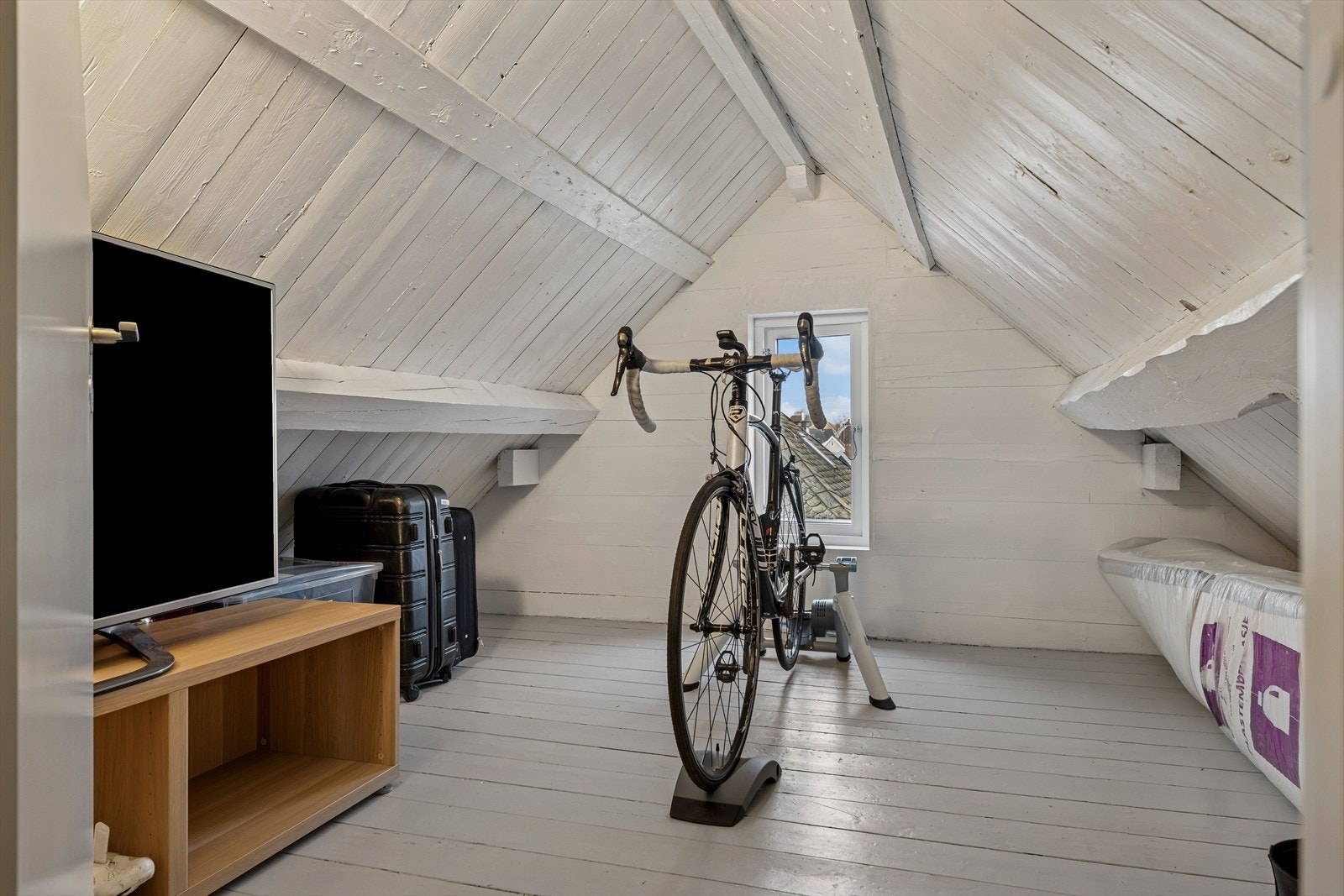 Loft med gode lagringsmuligheter. Loftet er ikke målbart og derav ikke medtatt i arealet. Galleribilde