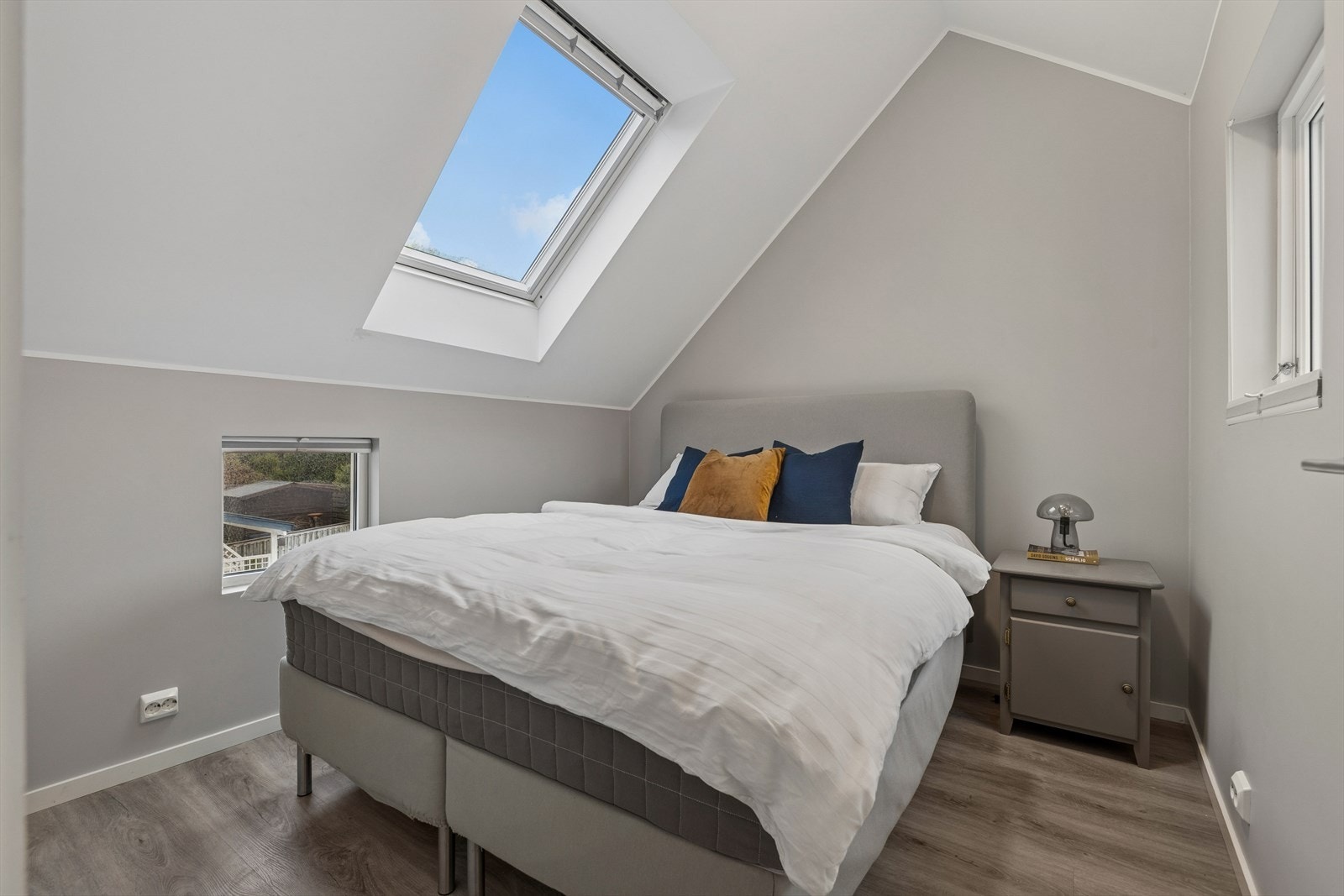 Soverom 1 er romslig og har god plass til dobbeltseng og tilhørende møblement. Galleribilde