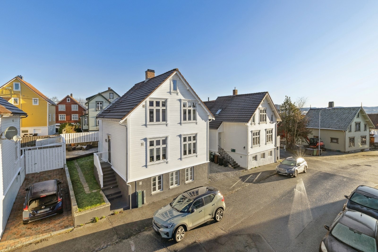 Fra boligen har man kort vei til alt man måtte trenge i det daglige som barnehager, skoler, butikker, offentlig transport og sentrum med et rikt utvalg service- og kulturtilbud. Galleribilde