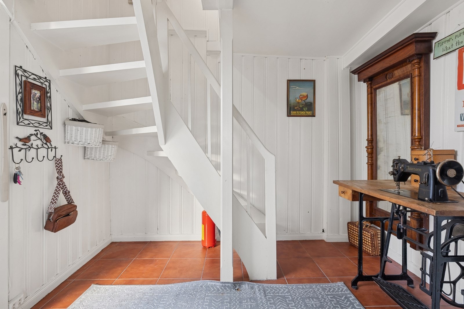 Vel inne gir den flislagte entréen gir et fint førsteinntrykk. Galleribilde