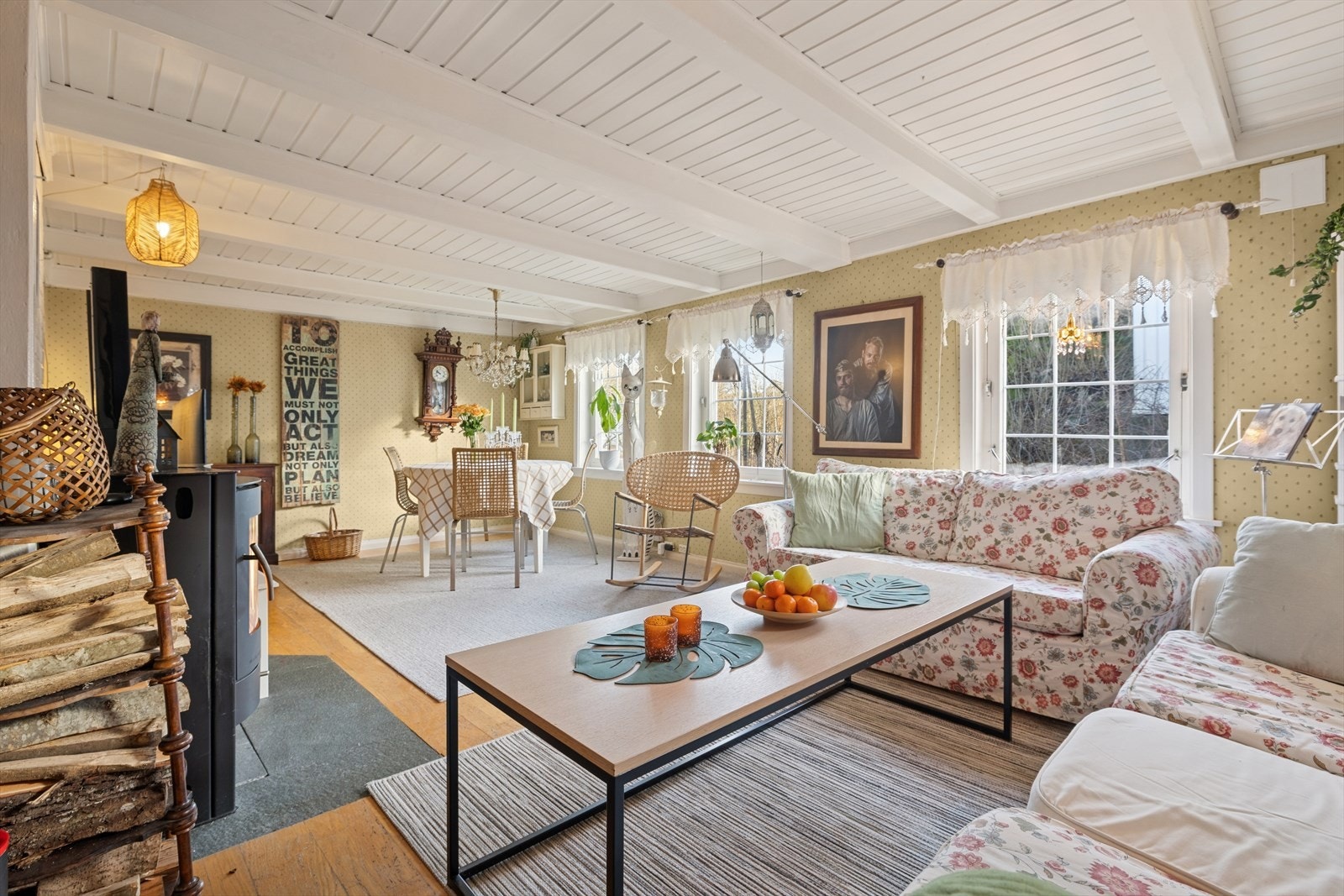 Rommet er møbleringsvennlig med god plass til både sofagruppe og spisegruppe. Stuen fremstår som et rom med sjel og sjarm. Galleribilde