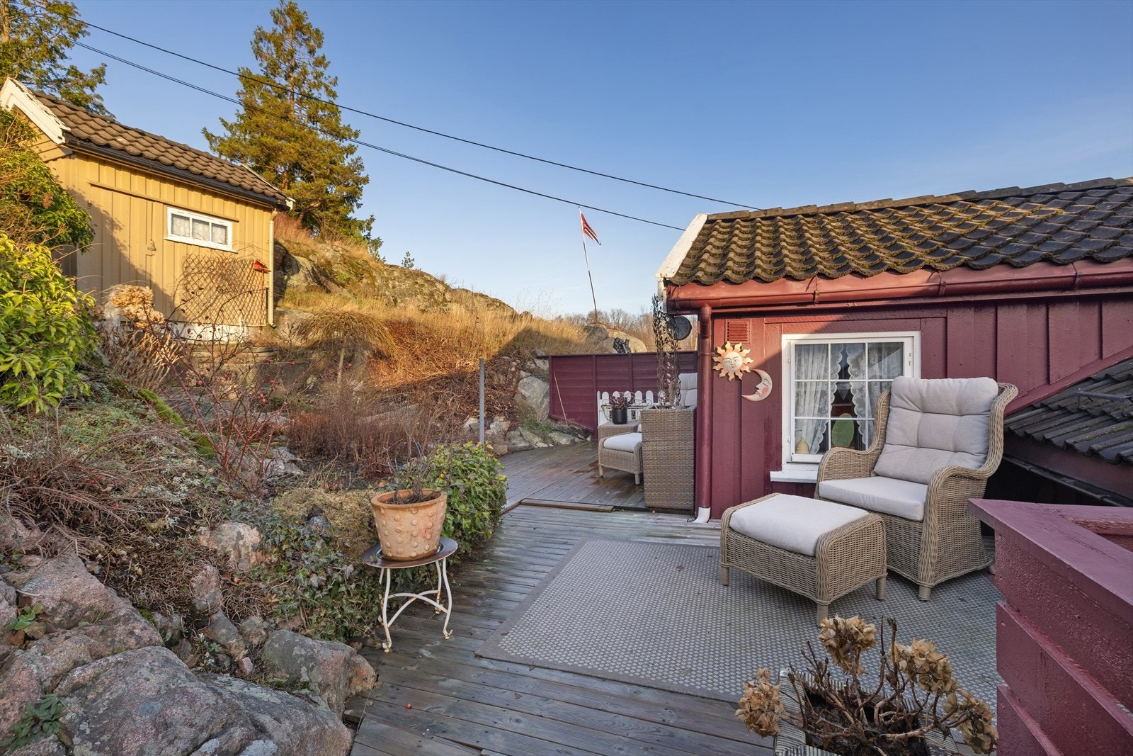 Uteplassen har gode solforhold. Galleribilde