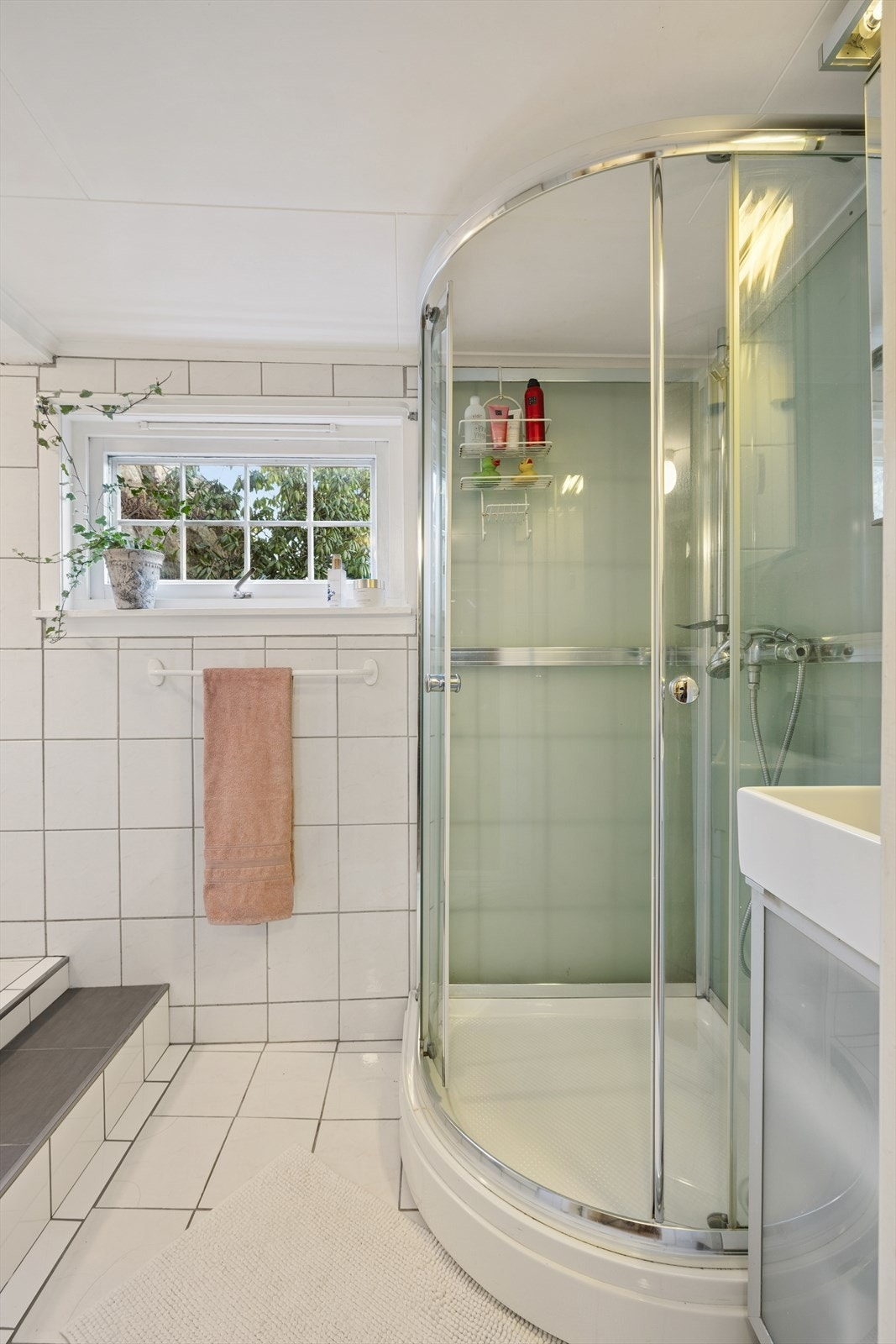 Rommet er utstyrt med vask, klosett og dusjkabinett, og det er varmekabler i gulvet. Galleribilde