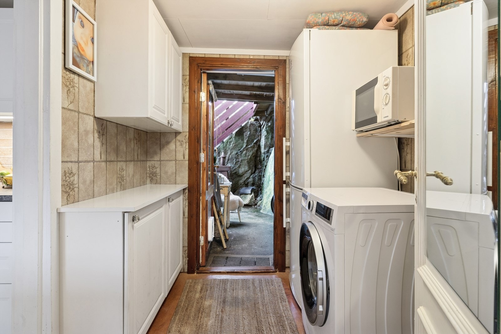 Vaskerommet er utstyrt med opplegg for vaskemaskin, og har godt med lagringsplass og dør ut til hagen. Galleribilde