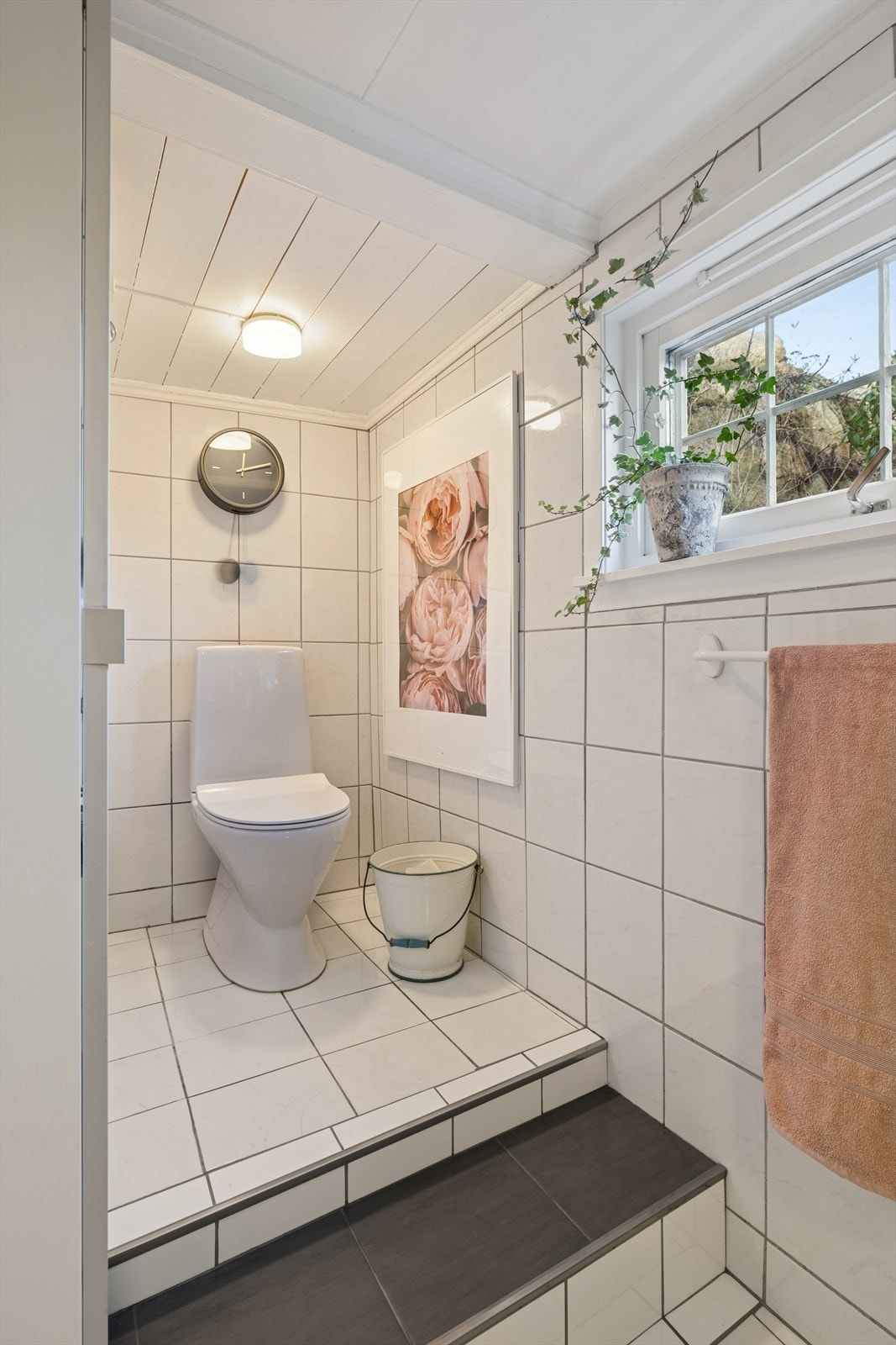 Badet er fra 1992 og har fliser på gulv og vegger, med takess i himlingen. Galleribilde