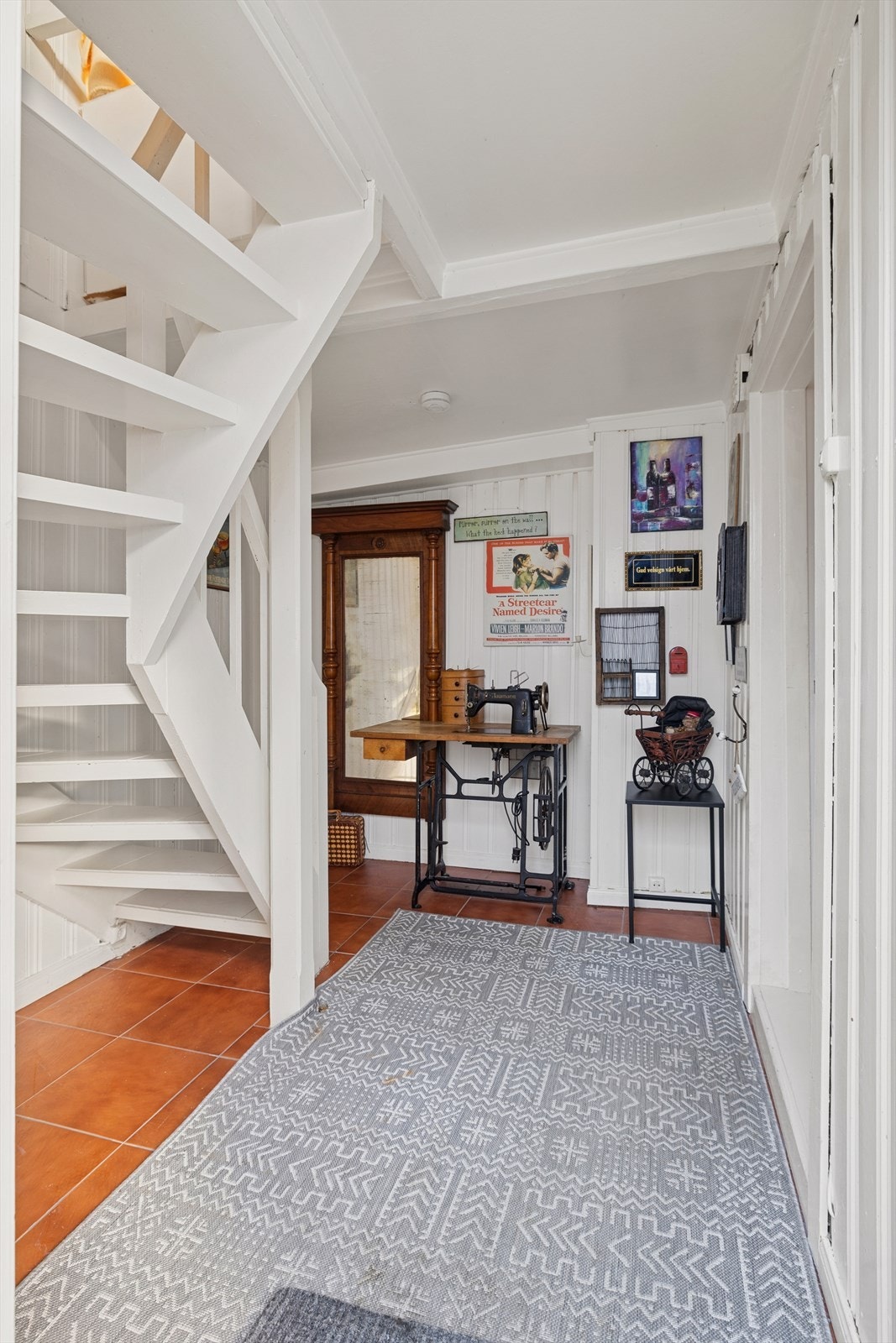 Her er god plass til oppbevaringsløsninger, og du får en fin smakebit av boligens sjel og sjarm. Galleribilde