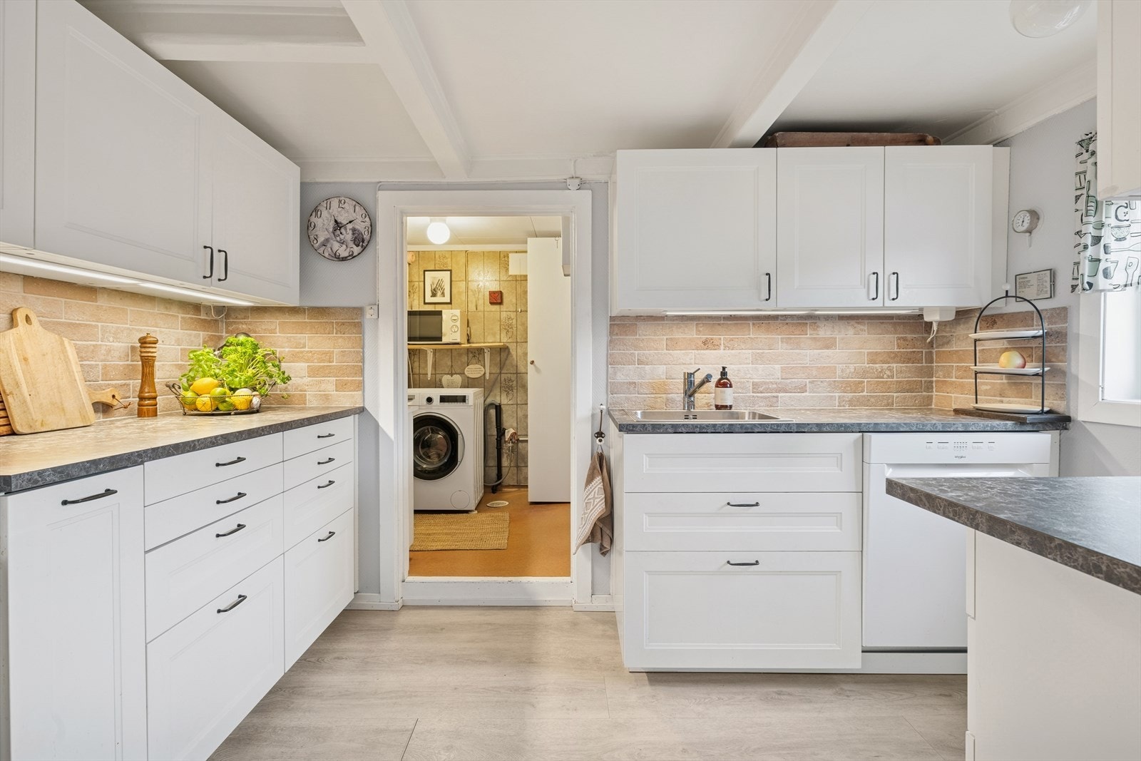 Kjøkkeninnredningen med hvite fronter er fra 2020. Galleribilde