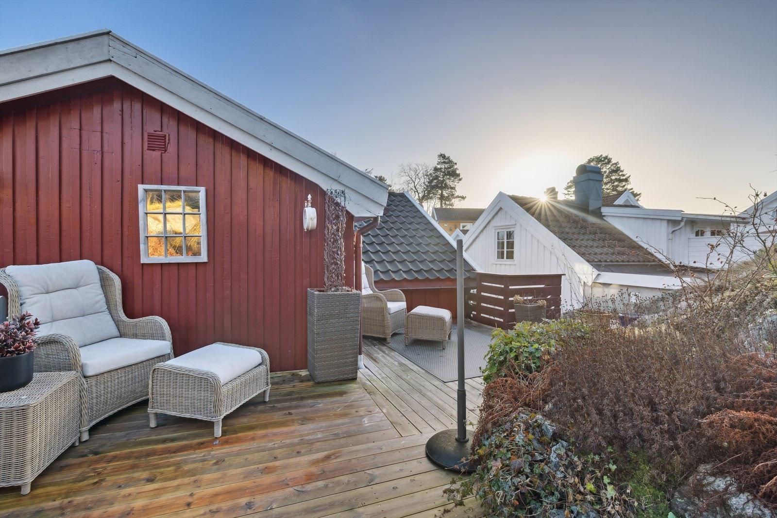 Verandaen i bakkant av boligen med plass til både loungegruppe og spisebord. Galleribilde