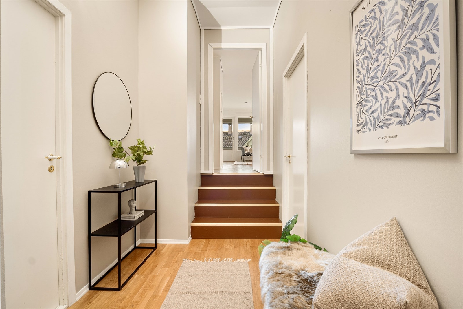 Naturlig overgang fra entrè til en luftig og lys stu. Galleribilde