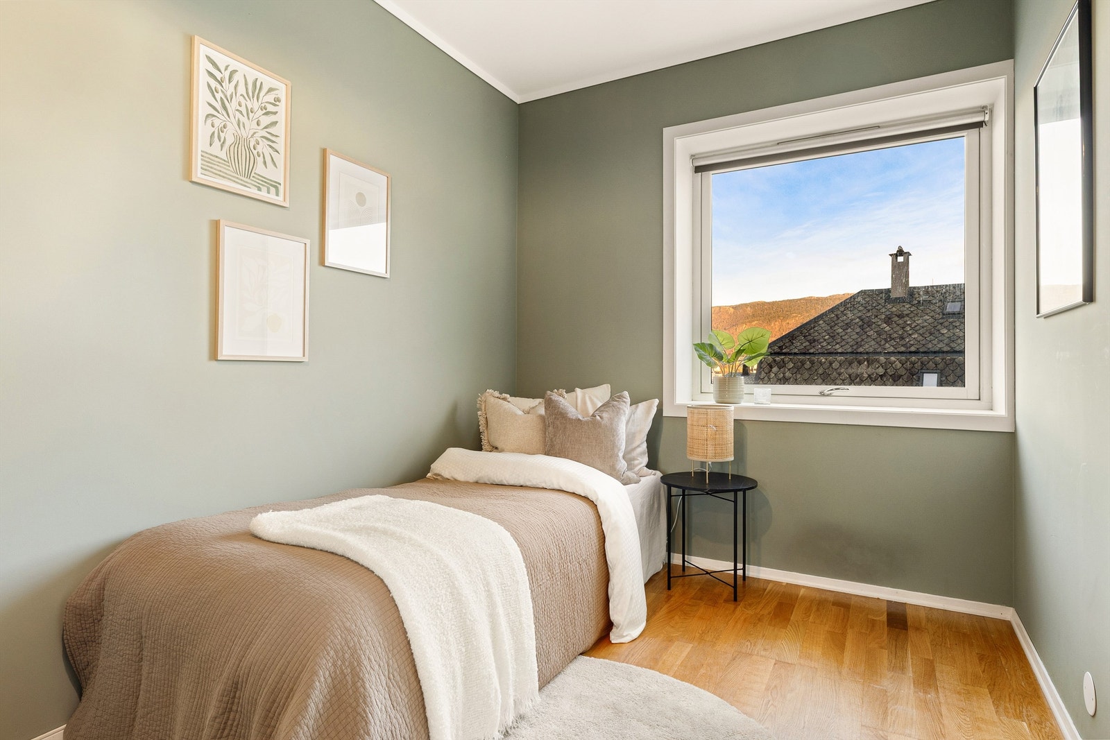 Soverom nr.2 er i enden av leiligheten og er av meget god størrelse. Galleribilde