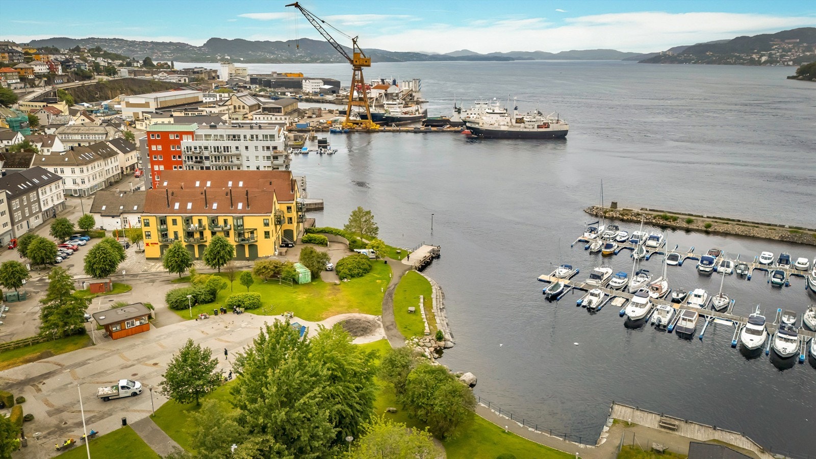 Nærområde er i stadig utvikling og har mye å by på. Som blant annet isbading/sauna, treningsentre, Laksevåg senter, restauranter og mye mer. Galleribilde