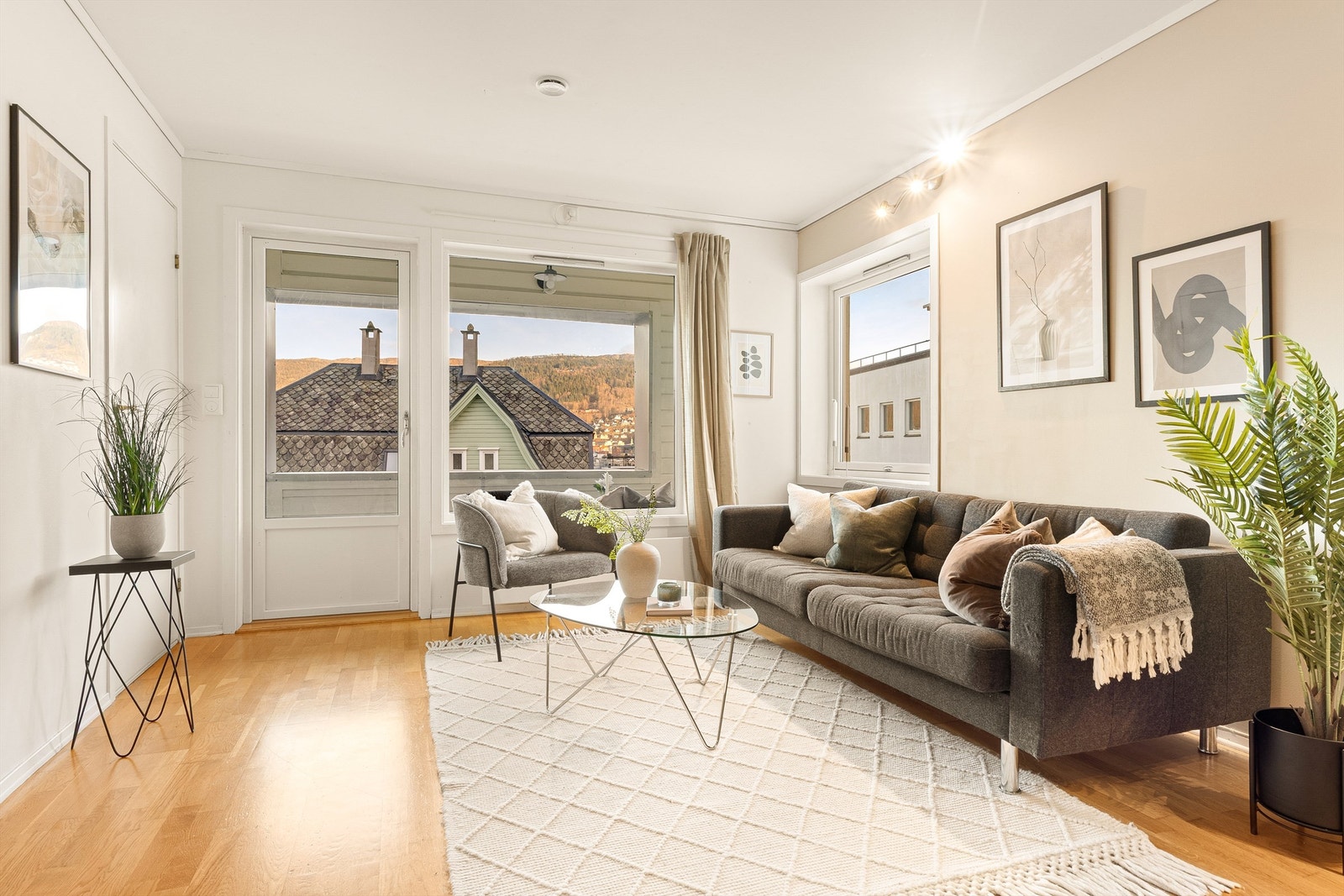 Stue med store vindusflater som slipper inn rikelig med dagslys. Galleribilde