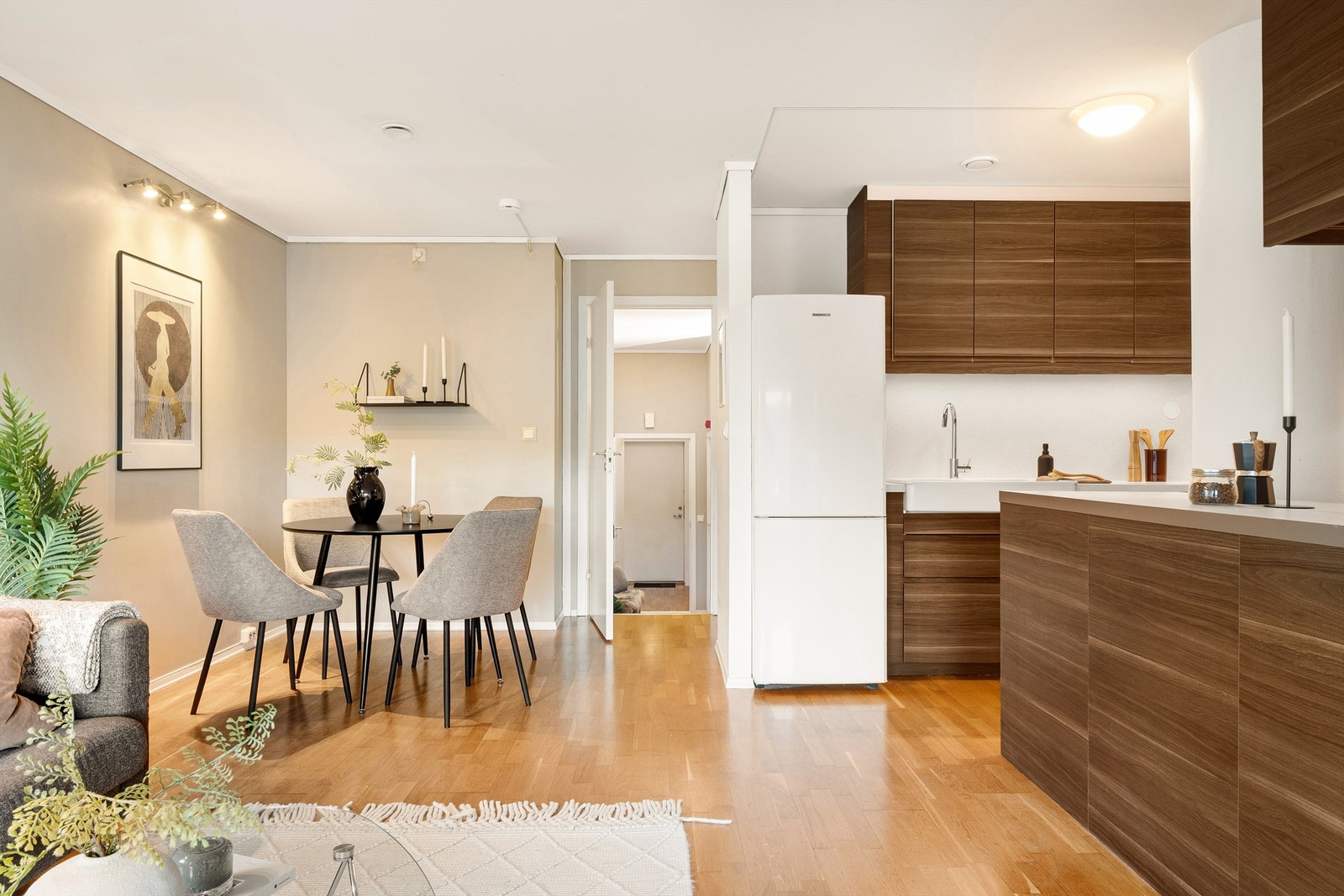 Det er åpen stue/kjøkken løsning som gir en større romfølelse. Galleribilde