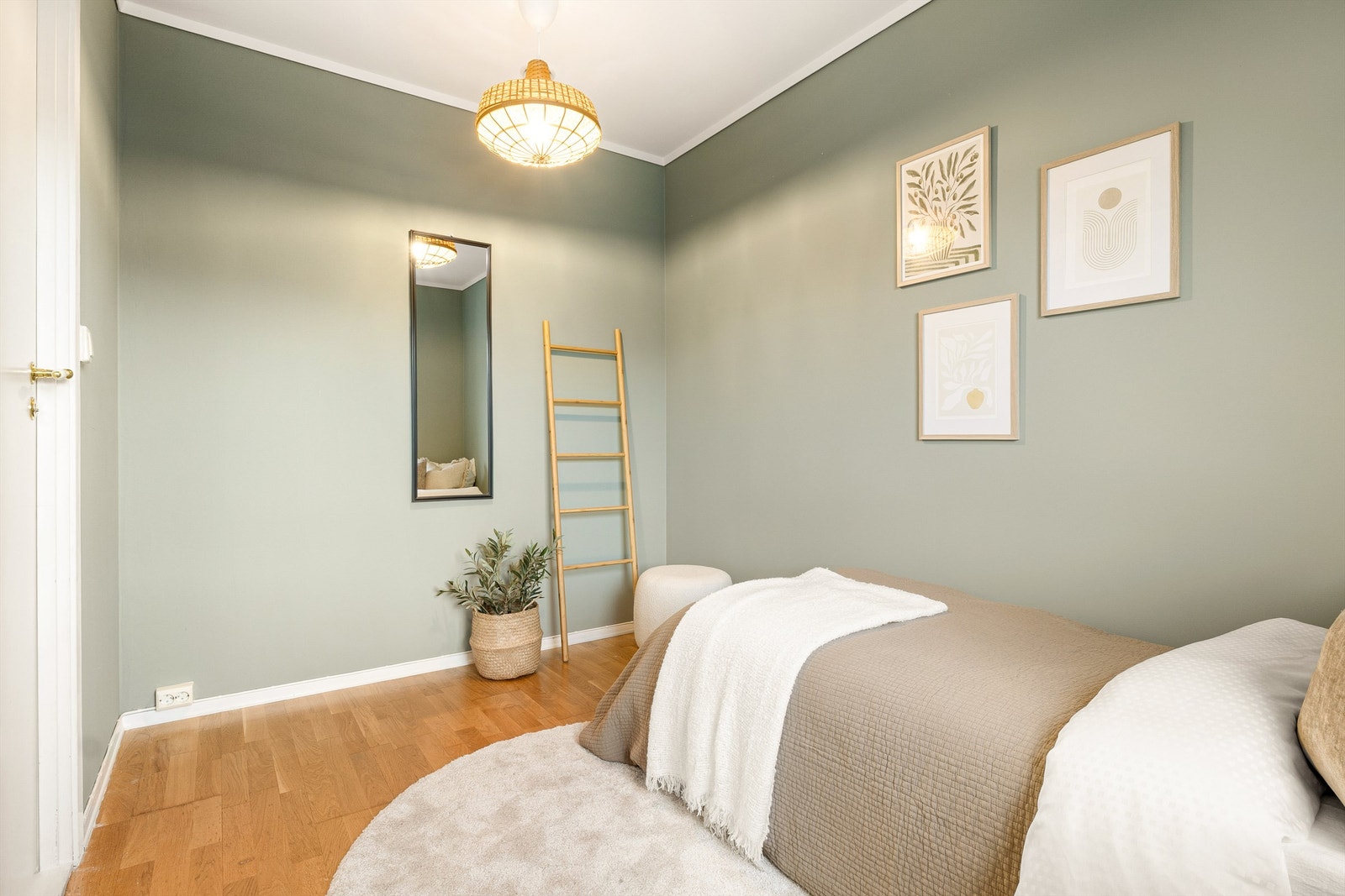 Soverom nr.2 er på 6,8.kvm og har nylig blitt malt i tidsriktige farger. Galleribilde