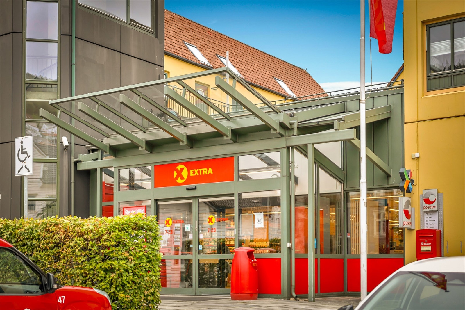 Nærområde byr på matbutikker som blant annet Coop Extra, Rema1000, Meny og Kiwi. Galleribilde