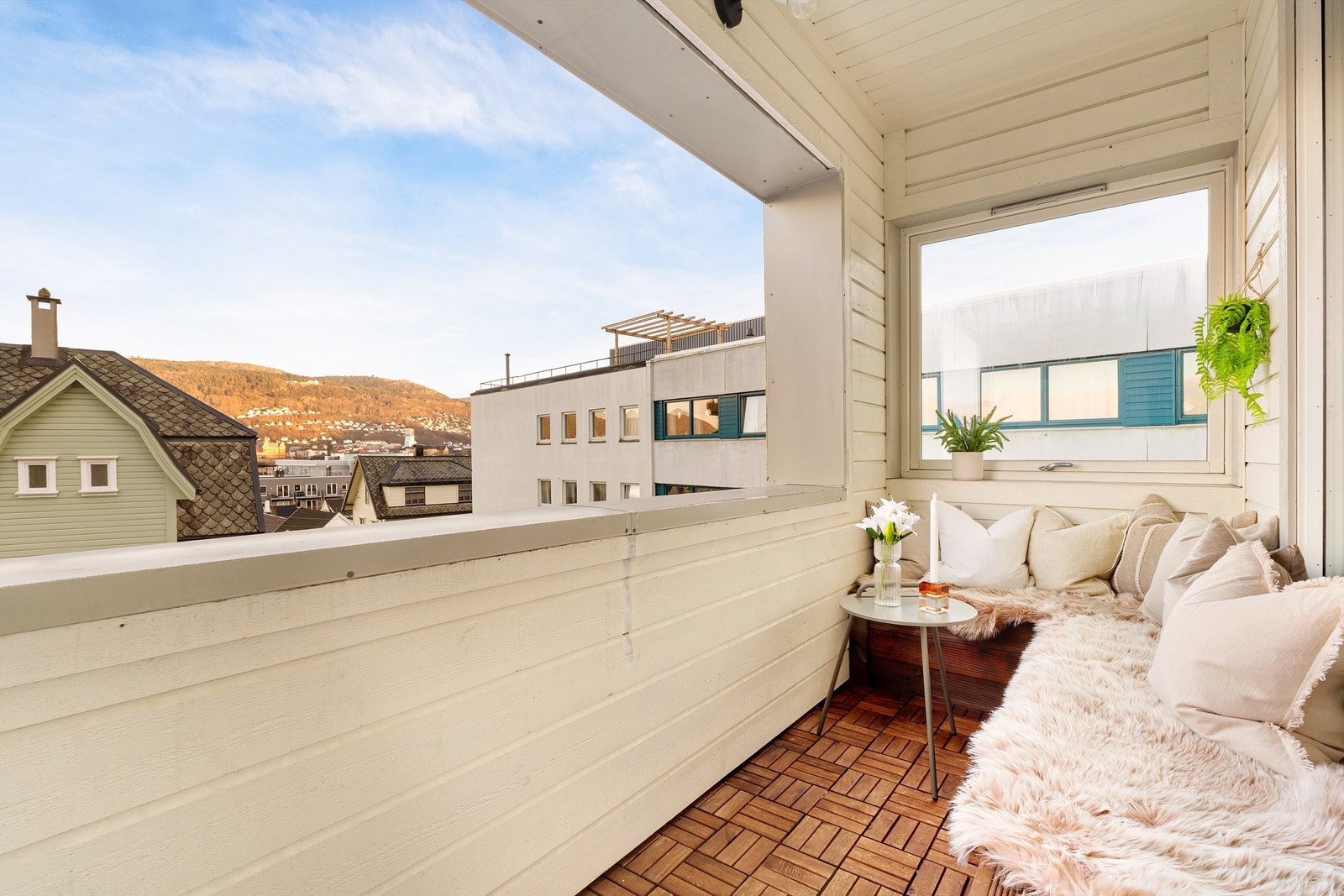 Koselig balkong med fin utsikt og god plass. Her kan du nyte solnedgangen. Galleribilde