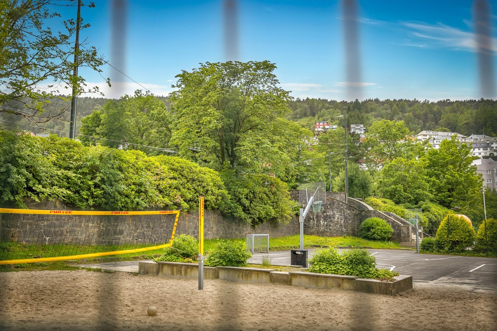 Nærområde er det fritidstilbud som blant annet volleyball og basketball. Galleribilde