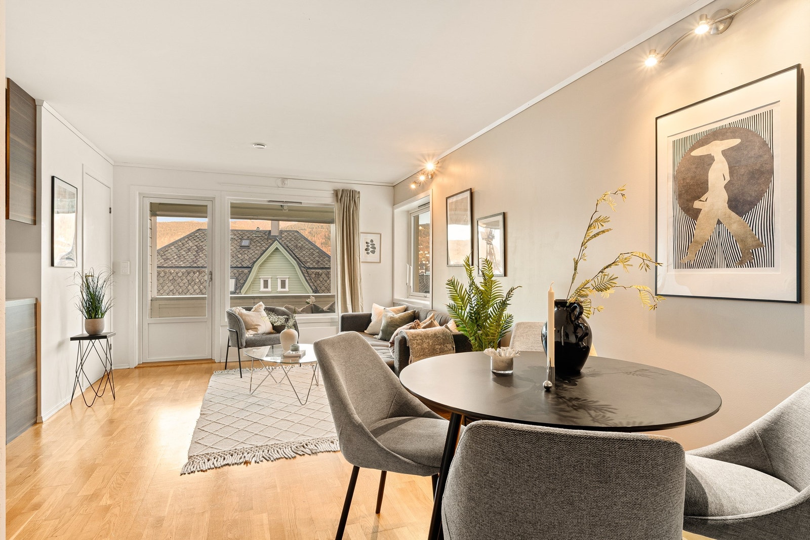 Stuen har god plass til både sittegruppe og spisestue. Galleribilde