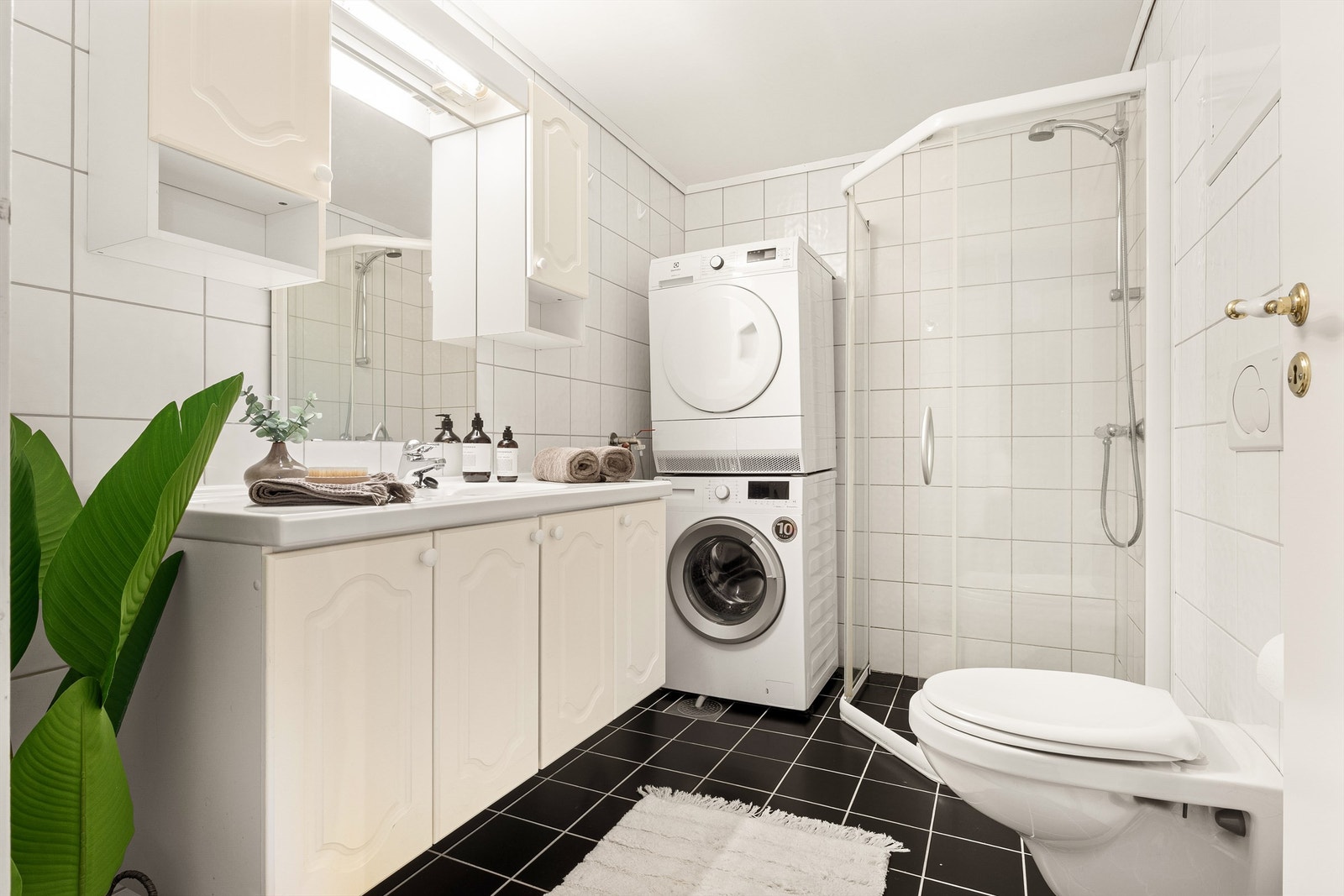 Bad av grei standard med god plass til både klesvask maskin og tørketrommel. Galleribilde