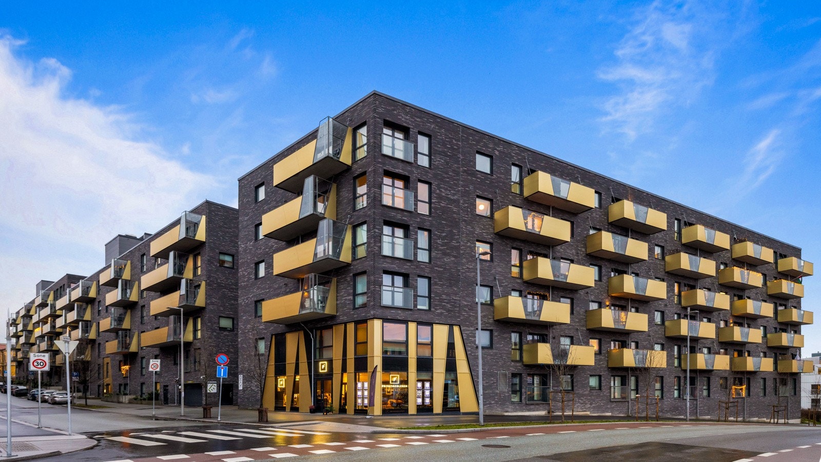 I tillegg til boligens innvendige bod med adkomst fra entréen, medfølger en kjellerbod på ca. 5 kvm. Galleribilde