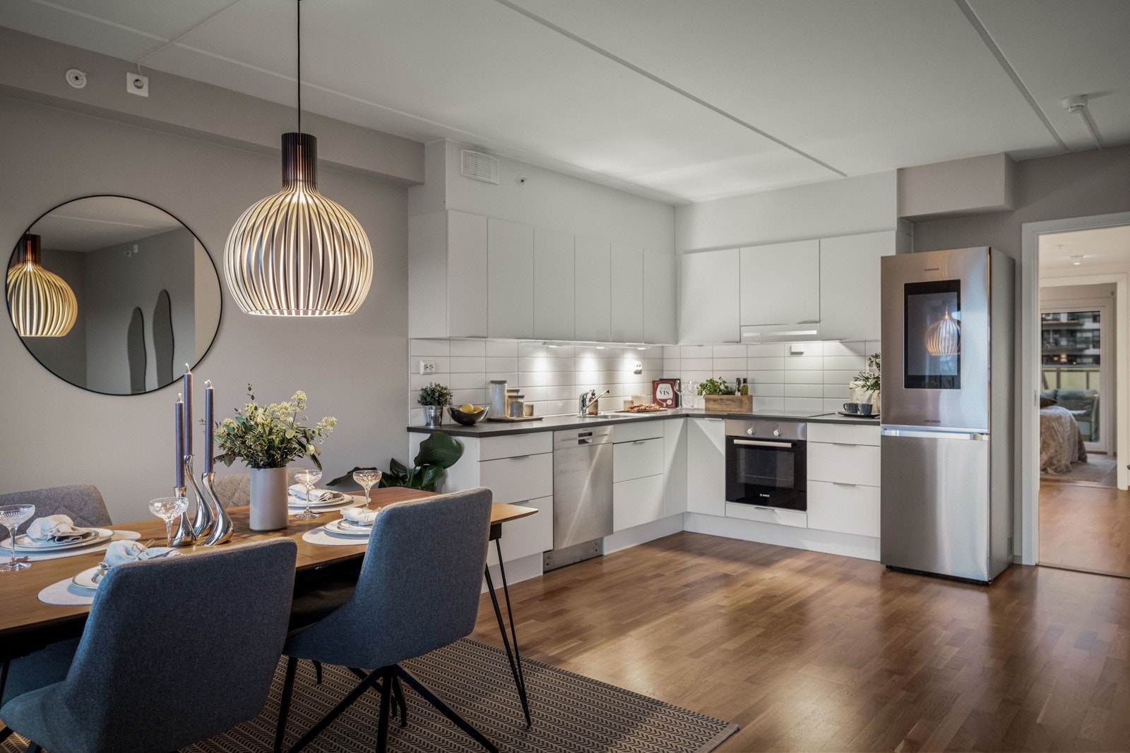 I åpen og sosial løsning mot stuen ligger et pent kjøkken fra byggeåret. Galleribilde