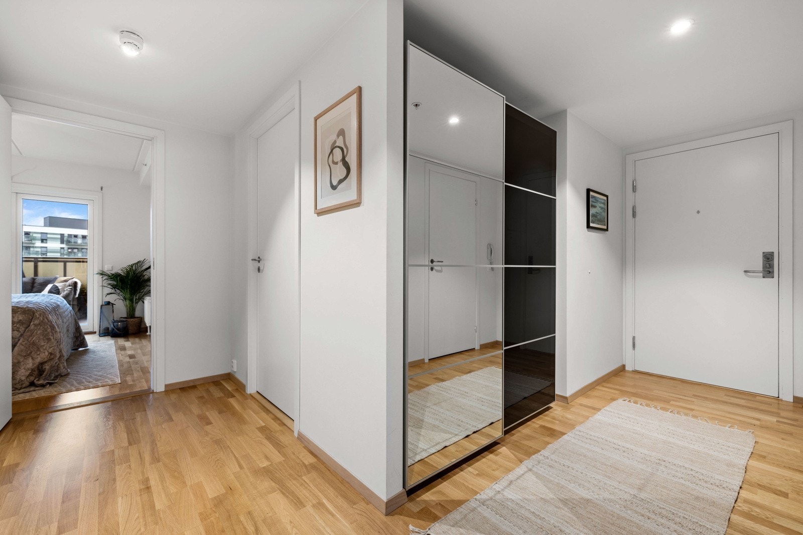 Fra entréen er det adkomst til en praktisk bod med fordelerskap, ideelt for ekstra lagring. Galleribilde