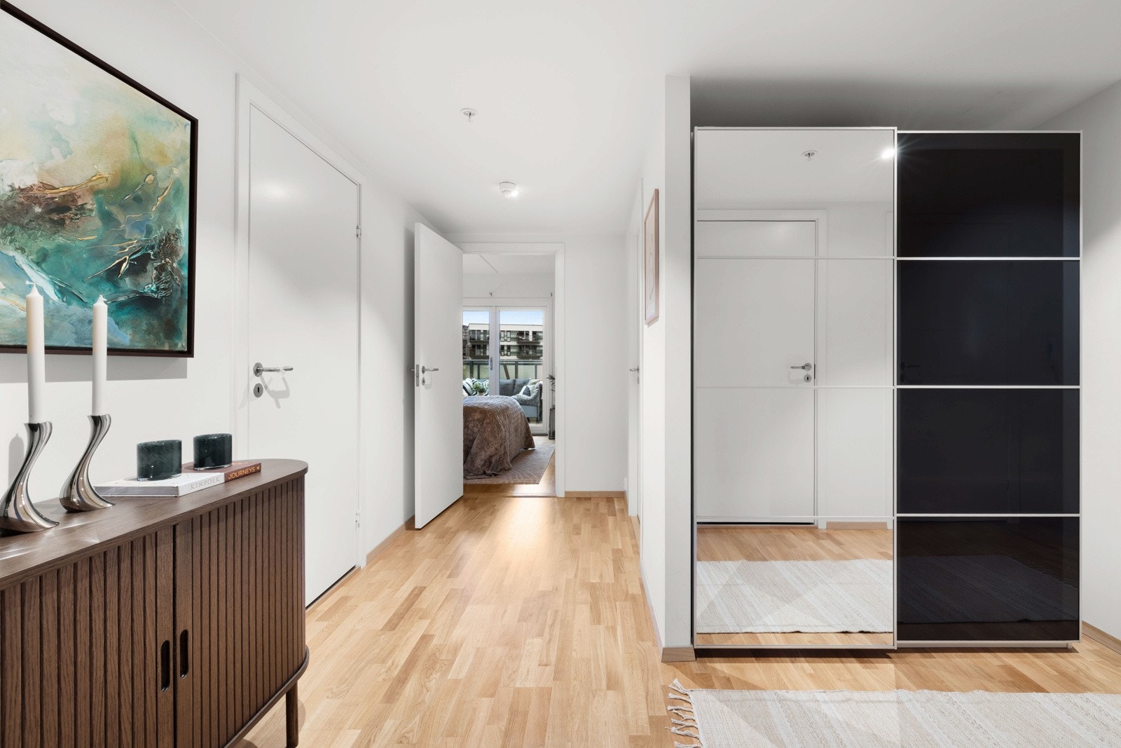 Gangen gir et fint skille mellom soverom og stue/kjøkken. Galleribilde