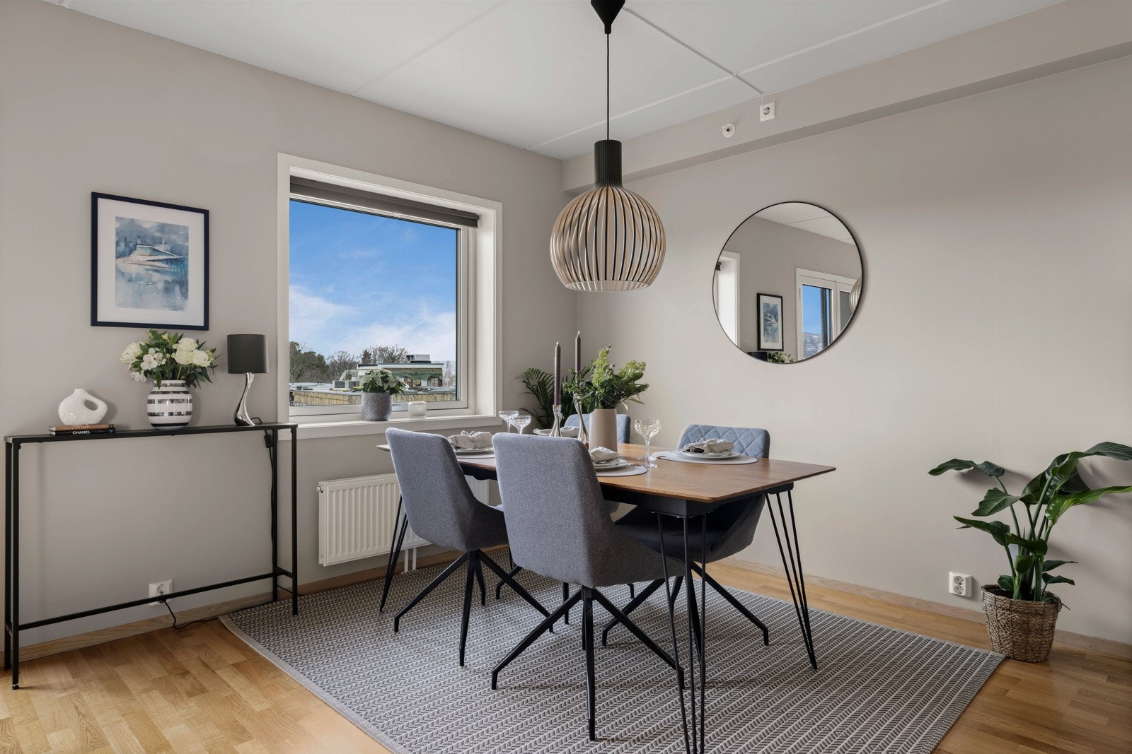 Her har du god plass til stort spisebord. Galleribilde