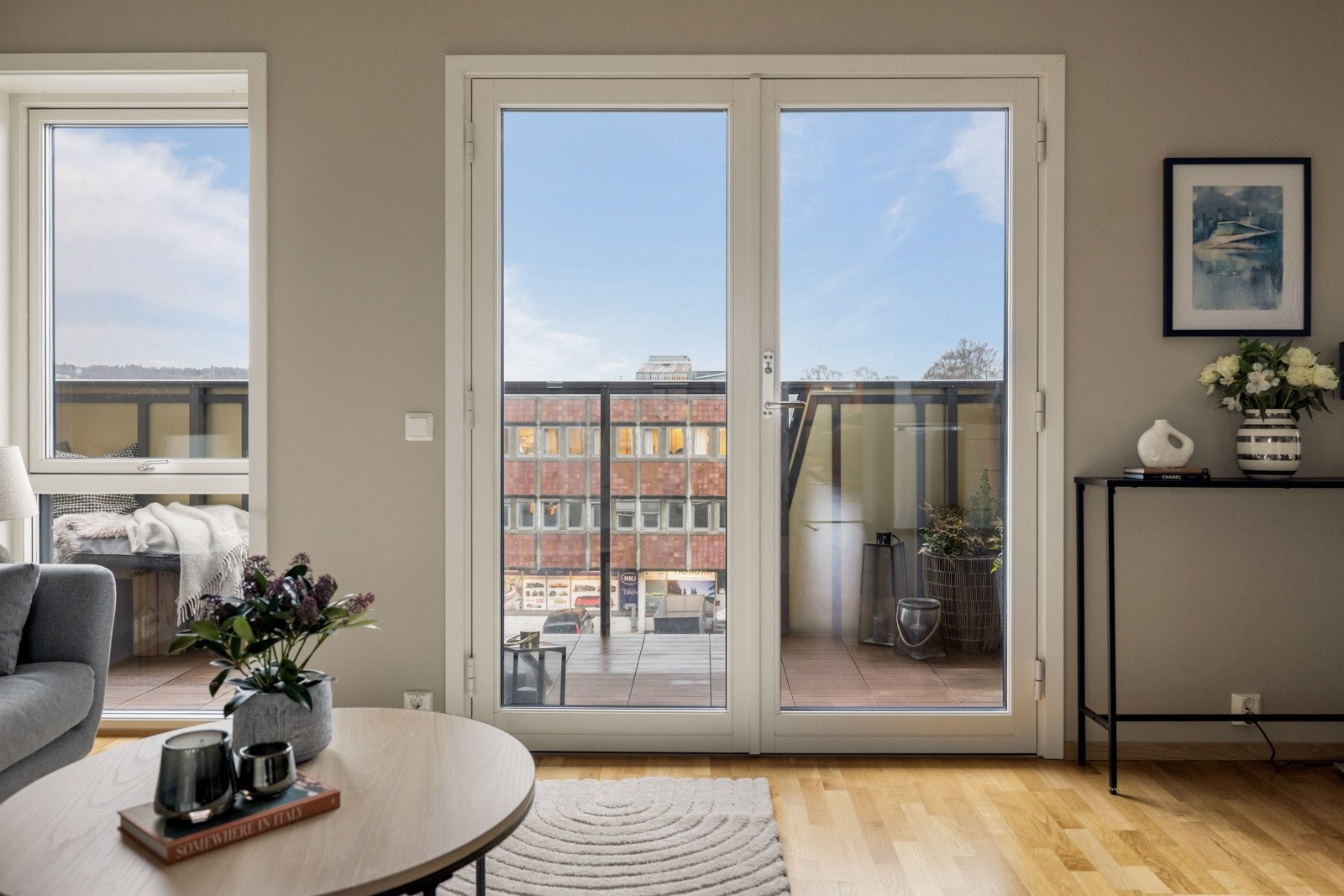 Fra stuen er det direkte utgang til en sørvestvendt balkong på ca. 6 kvm. Galleribilde