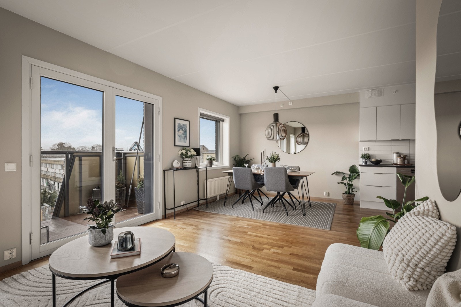 Stuen fremstår lys og romslig med store vindusflater som slipper inn godt med dagslys og gir utsyn mot nærområdet. Galleribilde