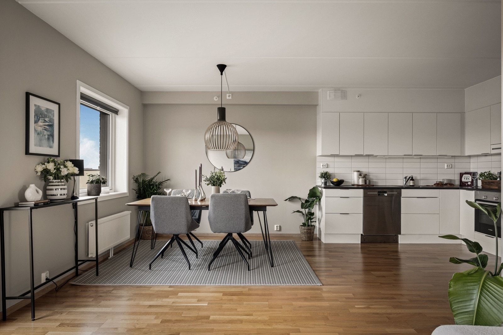 Spisestuen får sin naturlige plassering mellom kjøkkenet og stuen. Galleribilde