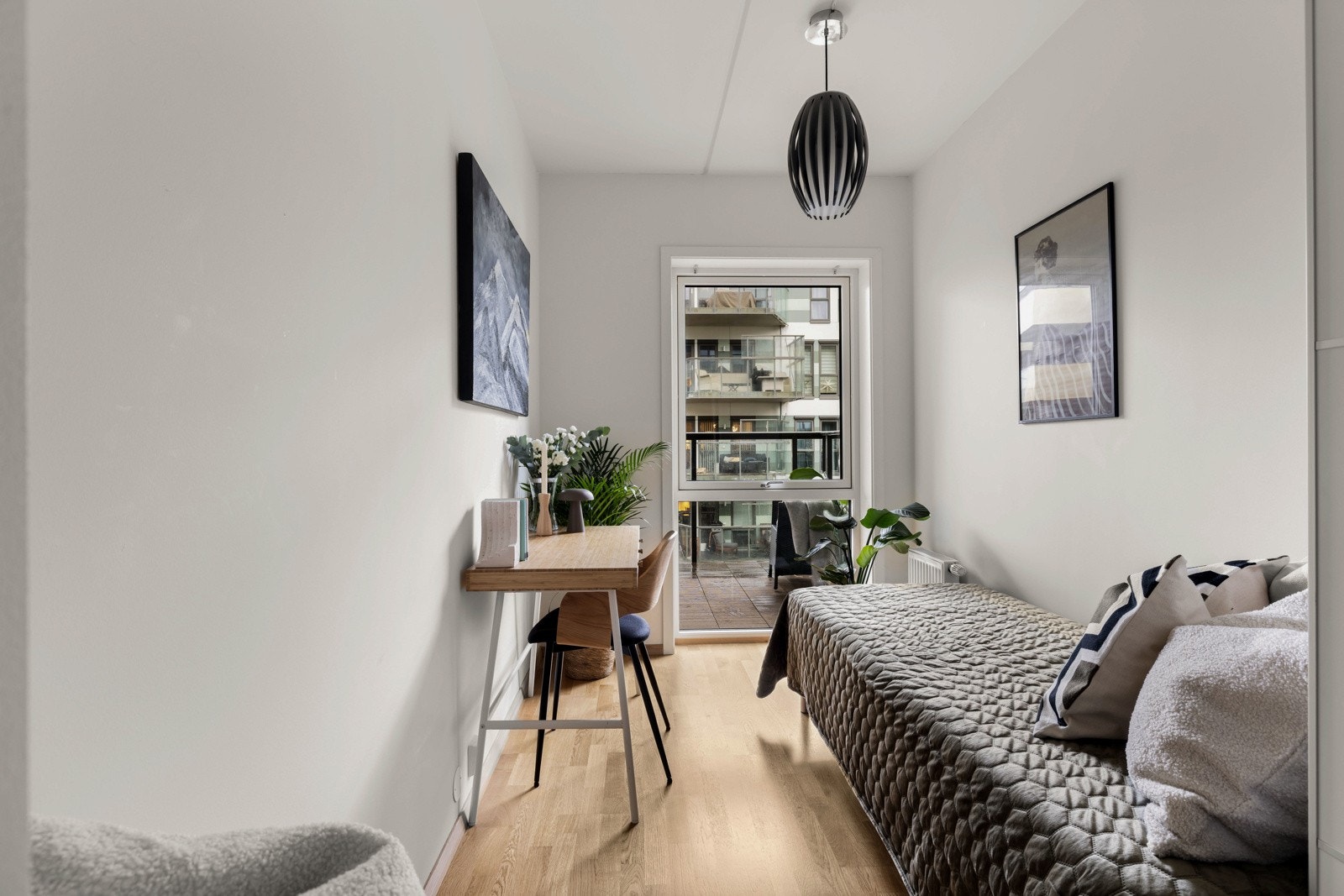 Det andre soverommet har plass til seng og kontorpult. Galleribilde