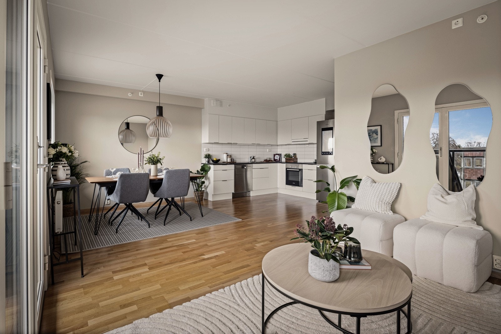 Det er god plass til både sofagruppe, spisebord og øvrig møblement, med flere fleksible møbleringsmuligheter. Galleribilde