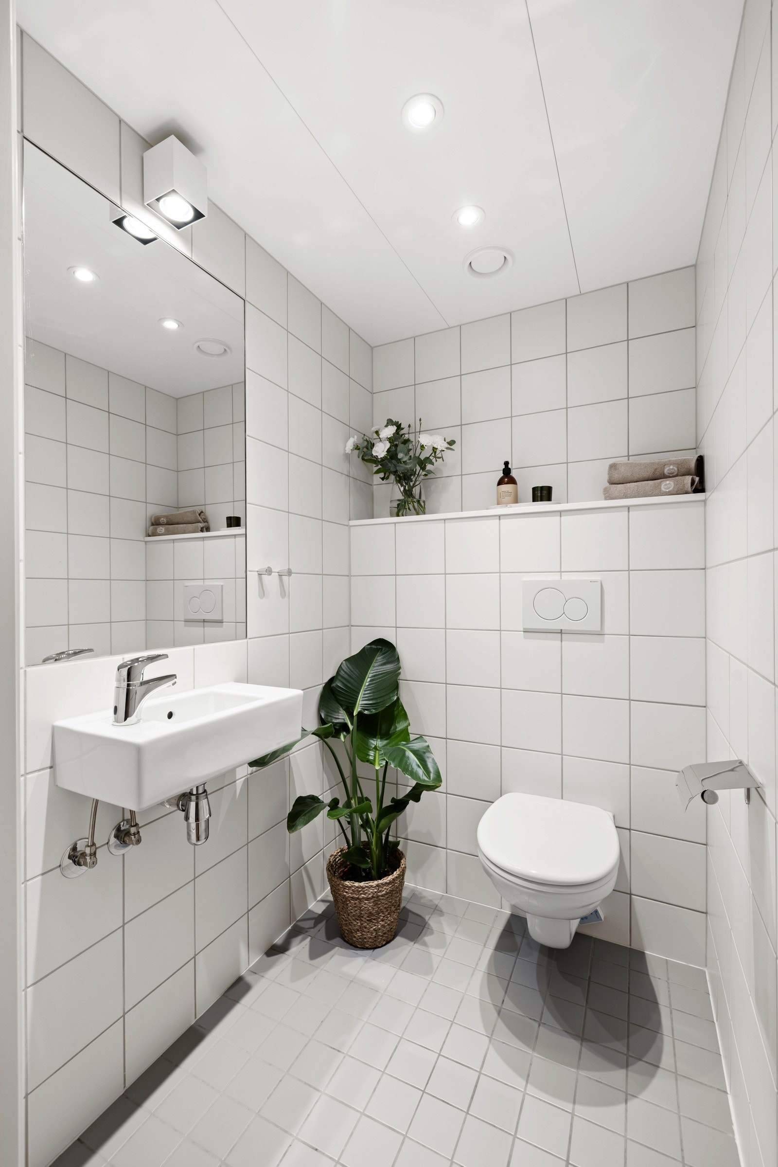 Leiligheten har også et praktisk toalettrom tilknyttet entré. Rommet er innredet med vegghengt toalett og servant. Galleribilde