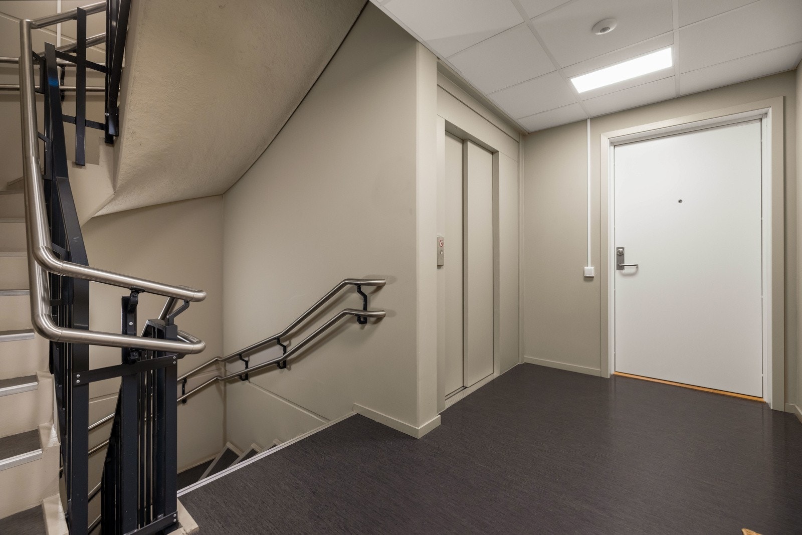 Bygget har heis til alle plan. Galleribilde